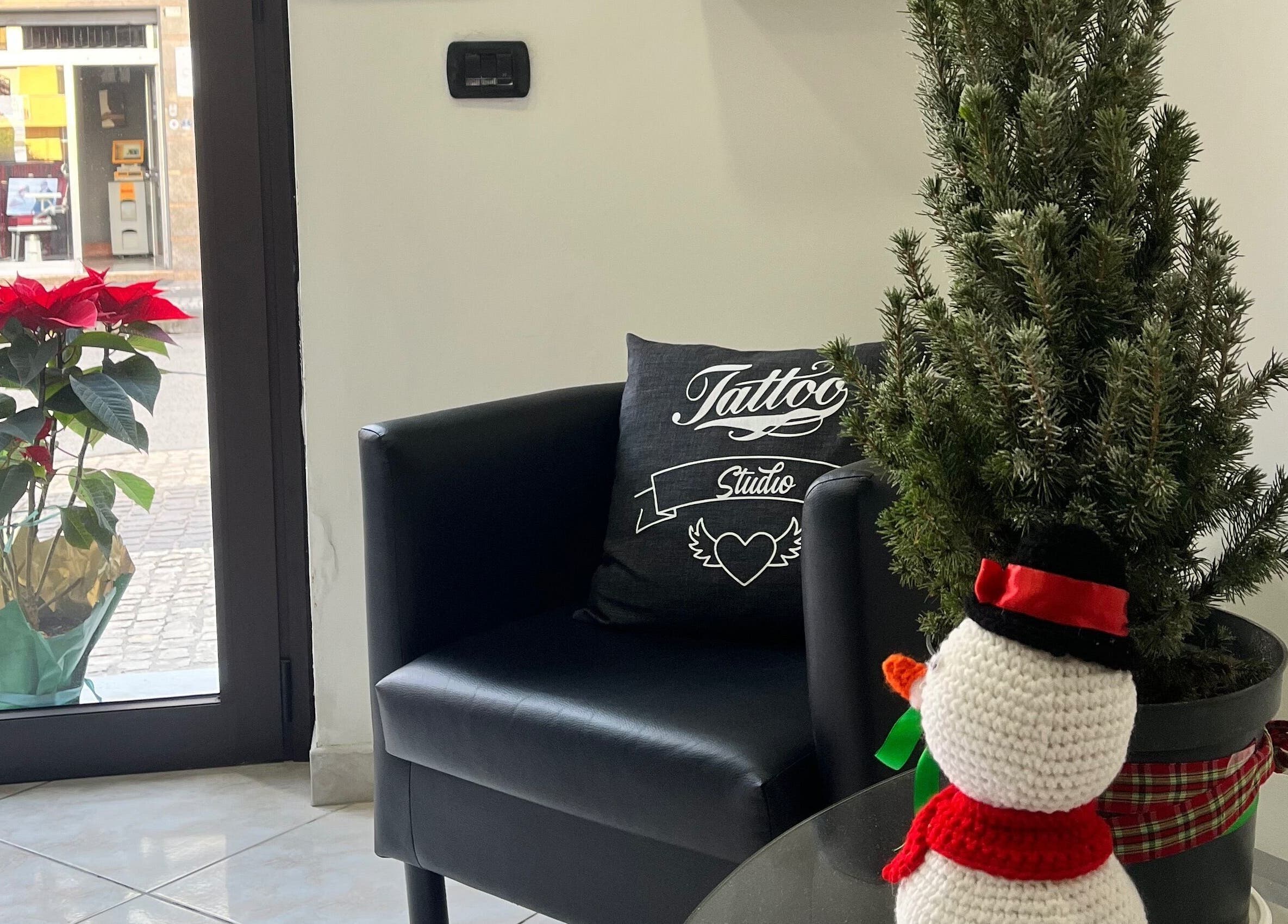 Post Fata Resurgo a Mondragone, Campania: accogliente area d'attesa con piante e decorazioni festose.