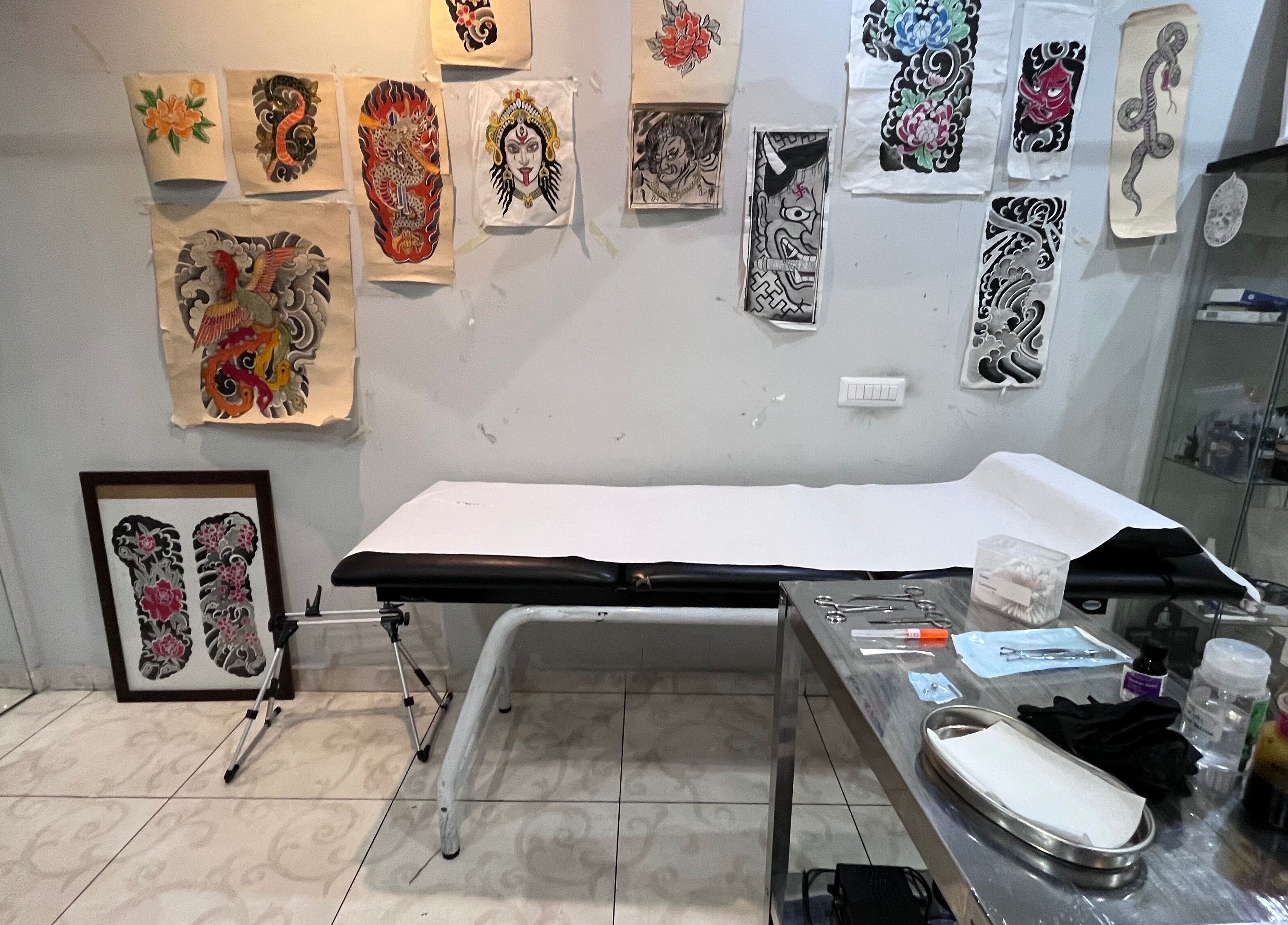 Stazione di tatuaggi al Thunder Room, Formia, Lazio, IT decorata con disegni artistici.