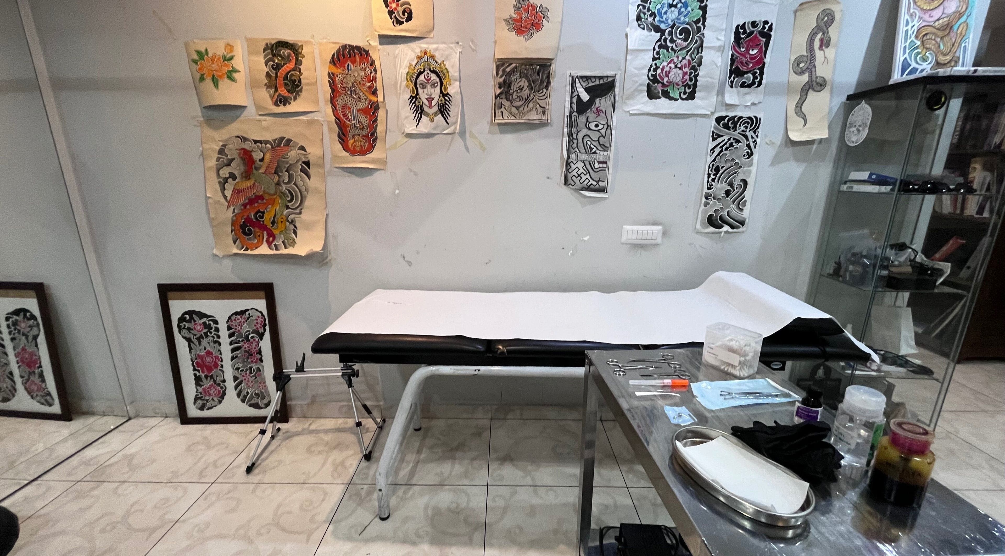 Stazione di tatuaggi al Thunder Room, Formia, Lazio, IT decorata con disegni artistici.