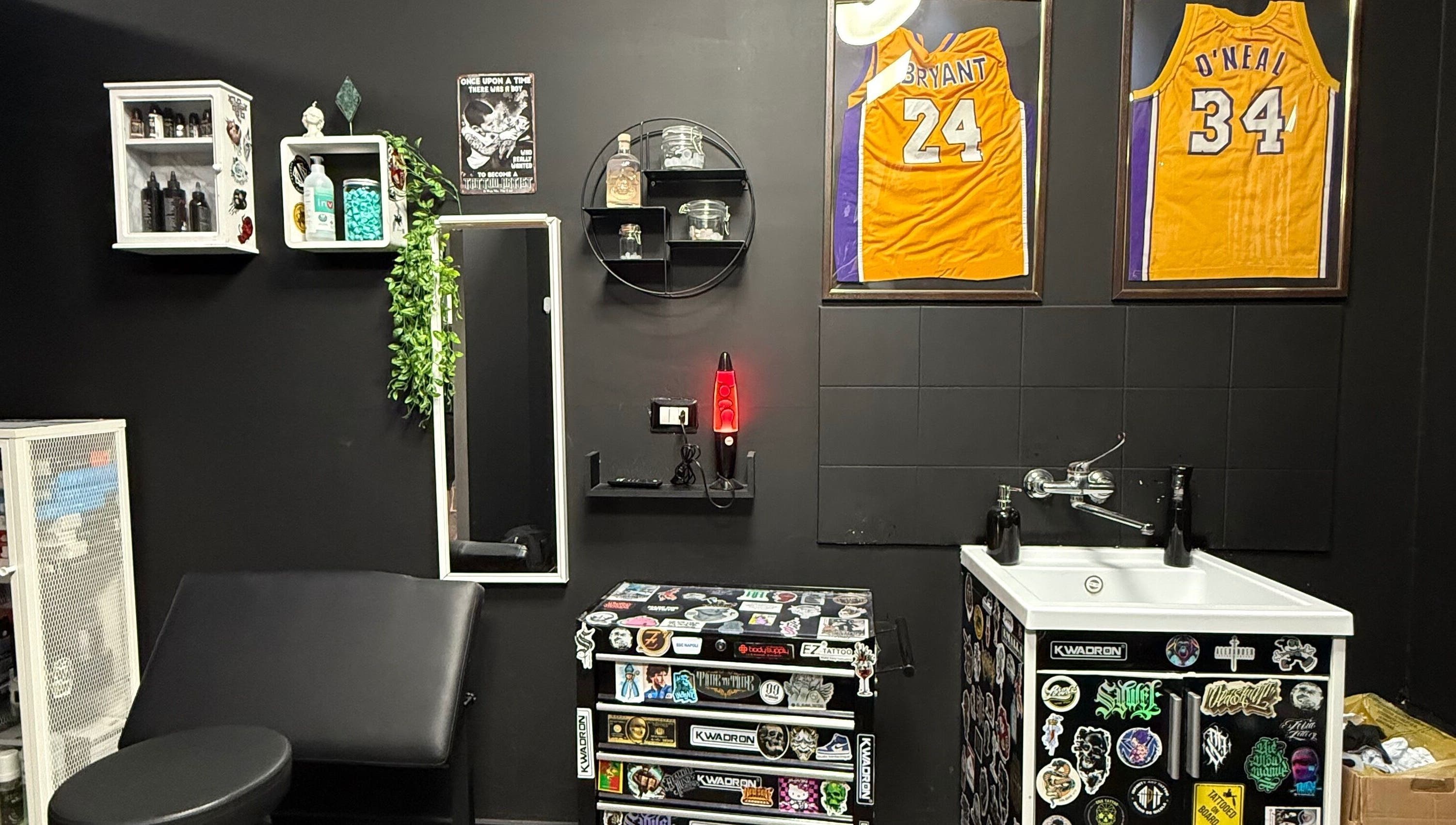 Stanza elegante di Time to Time a Cassino, Lazio, IT, con arredo industriale e maglie incorniciate.