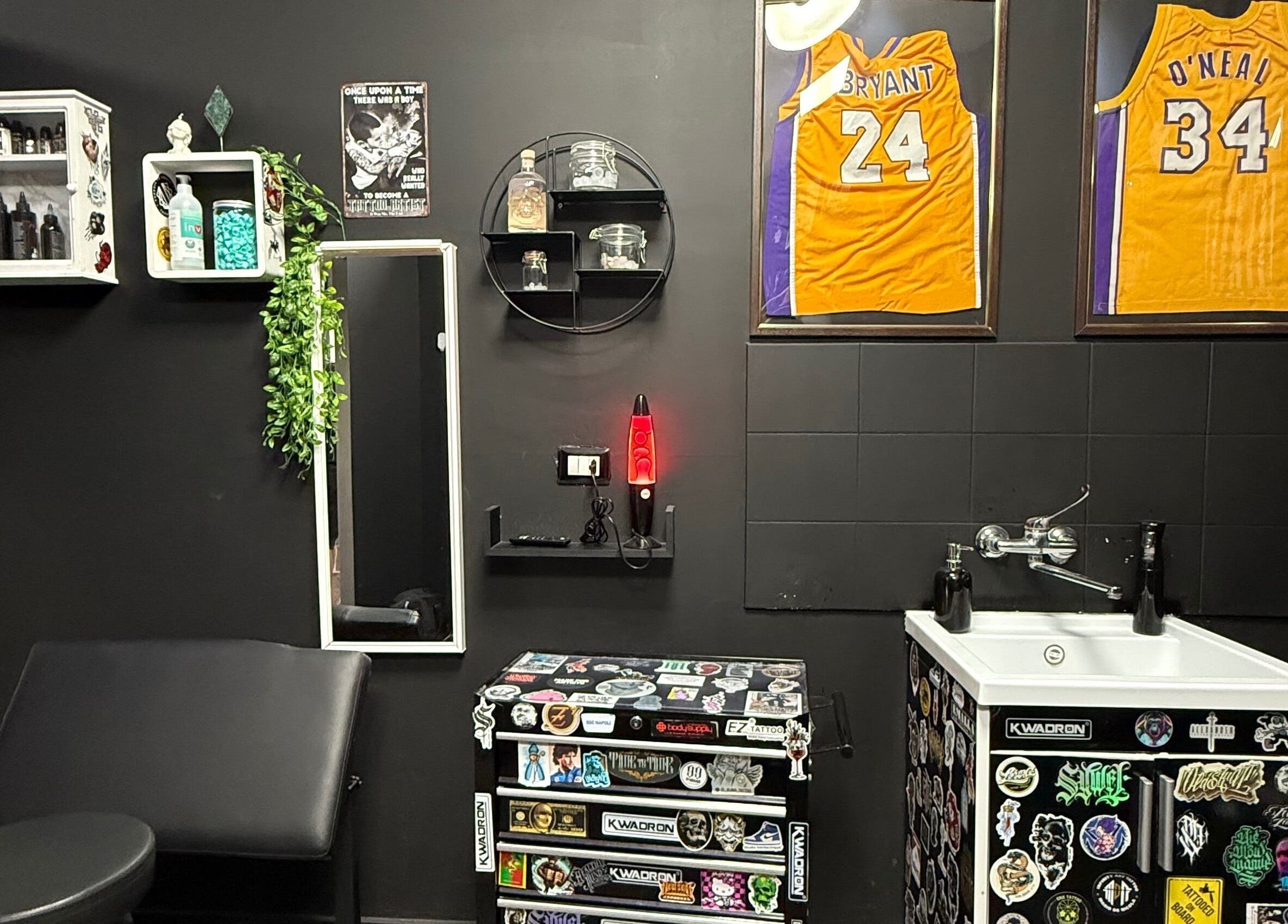 Stanza elegante di Time to Time a Cassino, Lazio, IT, con arredo industriale e maglie incorniciate.