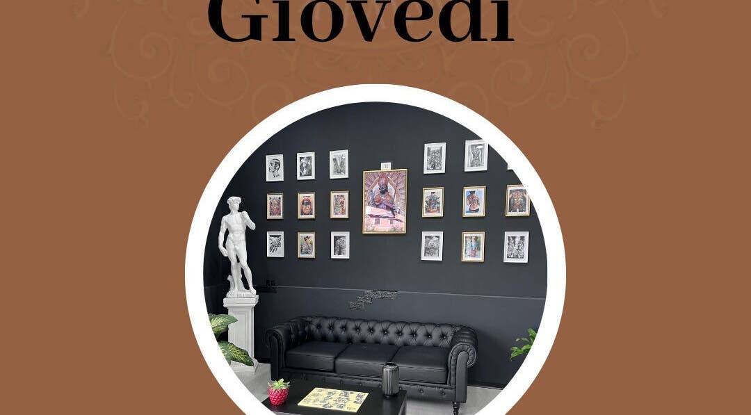 Salone elegante di Got Ink Tattoo a Marzanello, Campania, IT con divano nero e parete decorata.