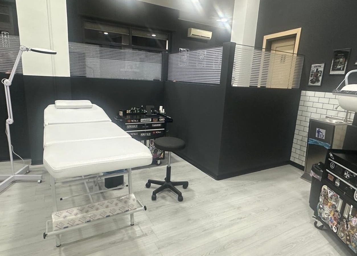 Interno moderno di Got ink tattoo a Marzanello, Campania, IT con lettino bianco e attrezzi.