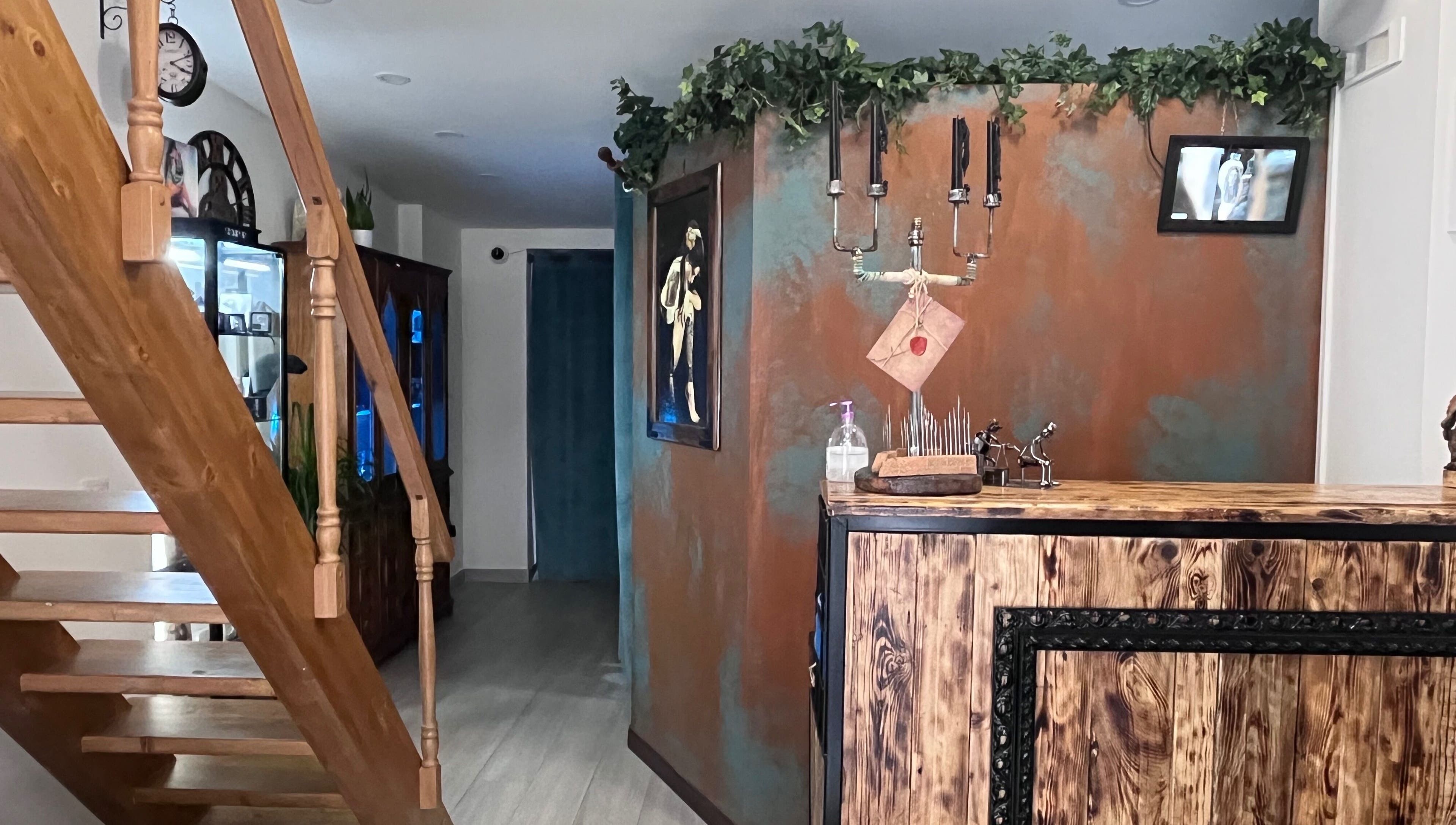 Reception accogliente di No fear tattoo shop a Pozzuoli, Campania, IT con arredamenti in legno e dettagli artistici.