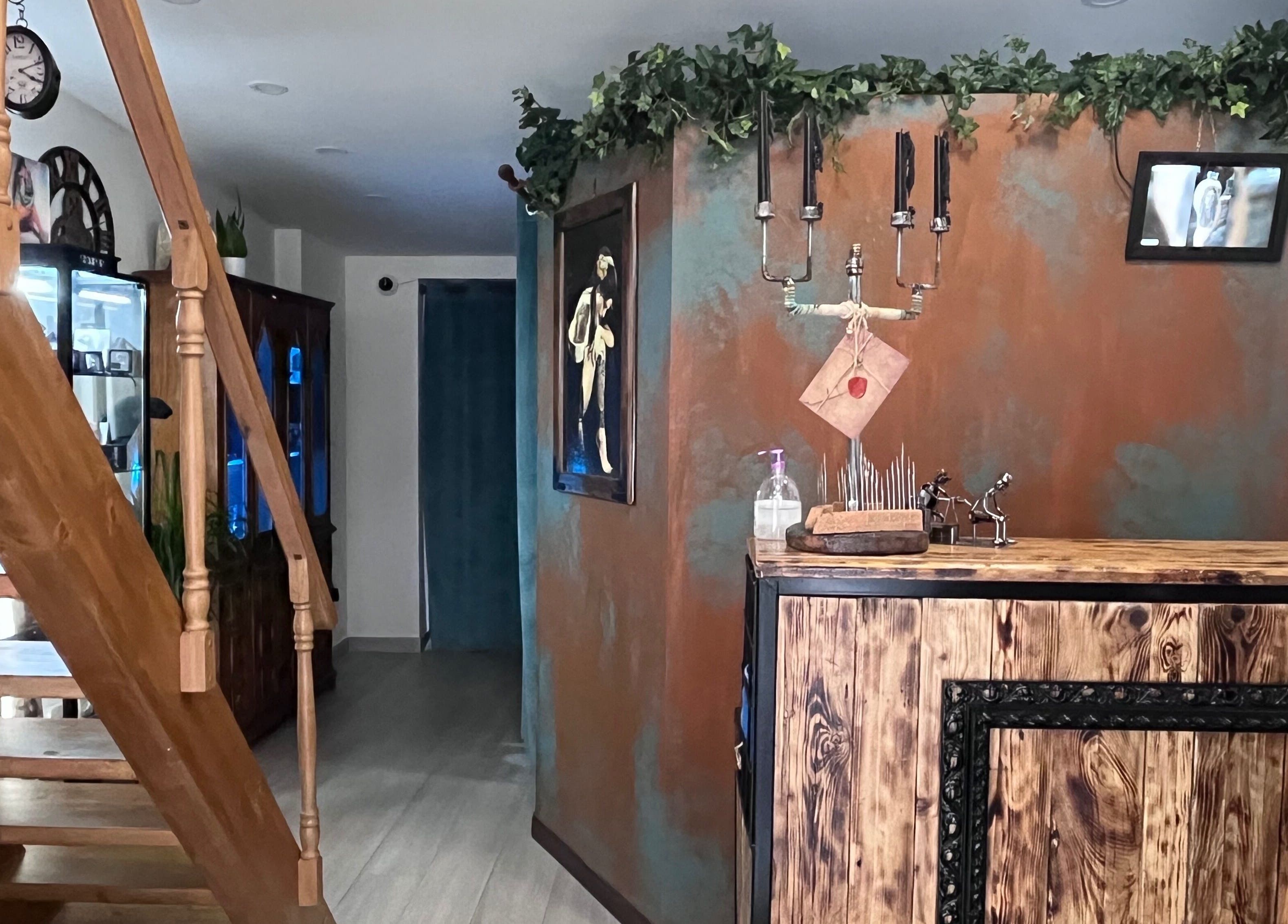 Reception accogliente di No fear tattoo shop a Pozzuoli, Campania, IT con arredamenti in legno e dettagli artistici.