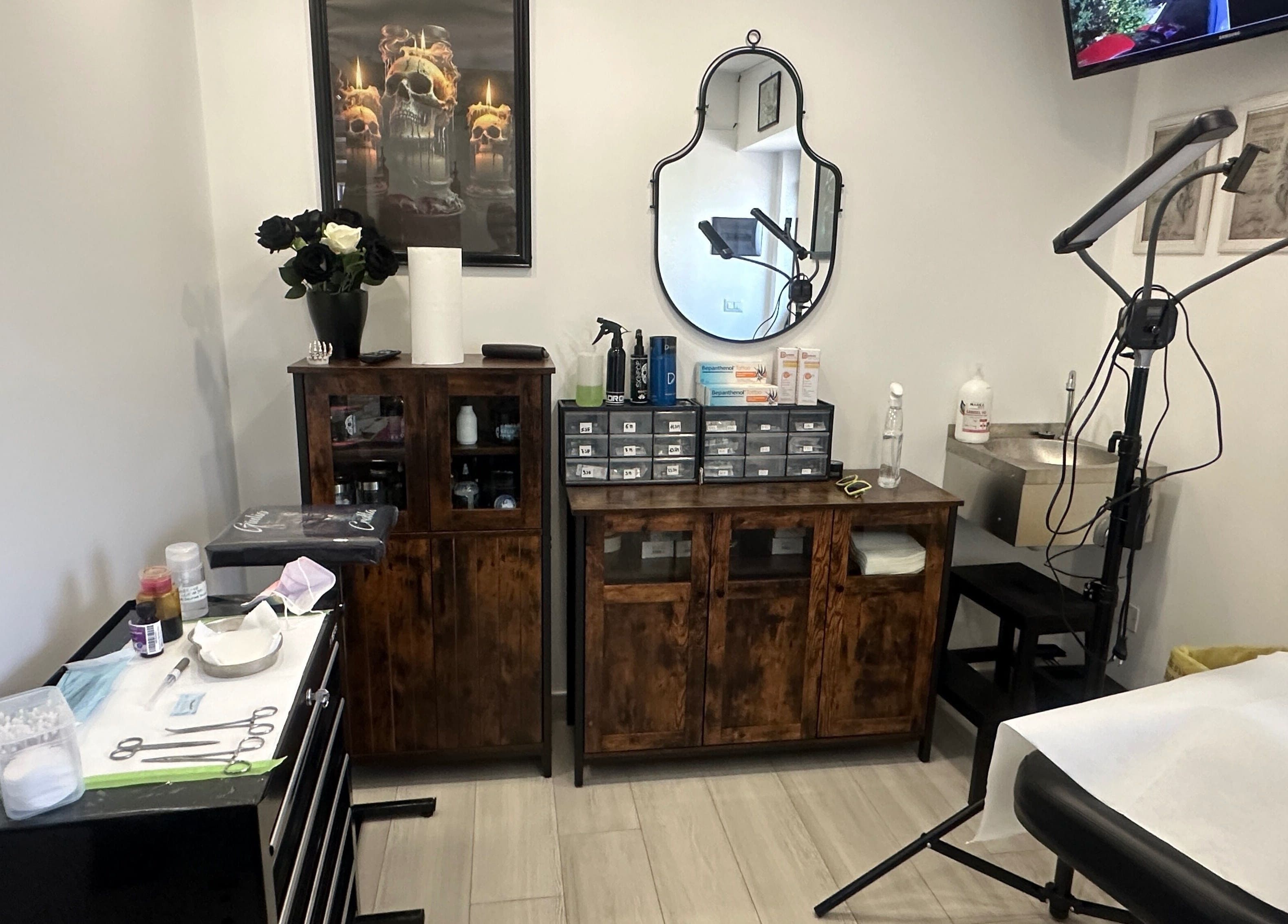 Interno di No Fear Tattoo Shop a Pozzuoli, Campania, IT con mobili in legno e attrezzature per tatuaggi.