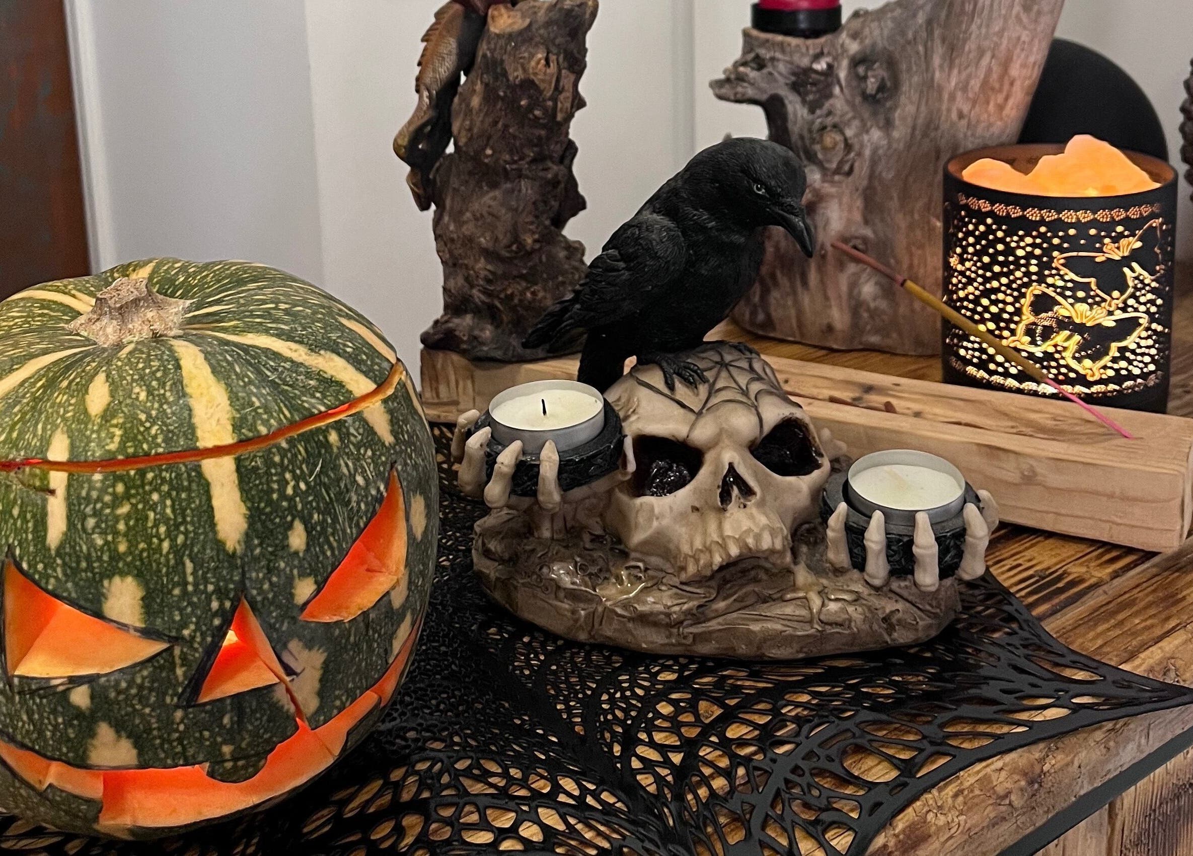 Decorazioni tematiche a No fear tattoo shop, Pozzuoli, Campania, IT.