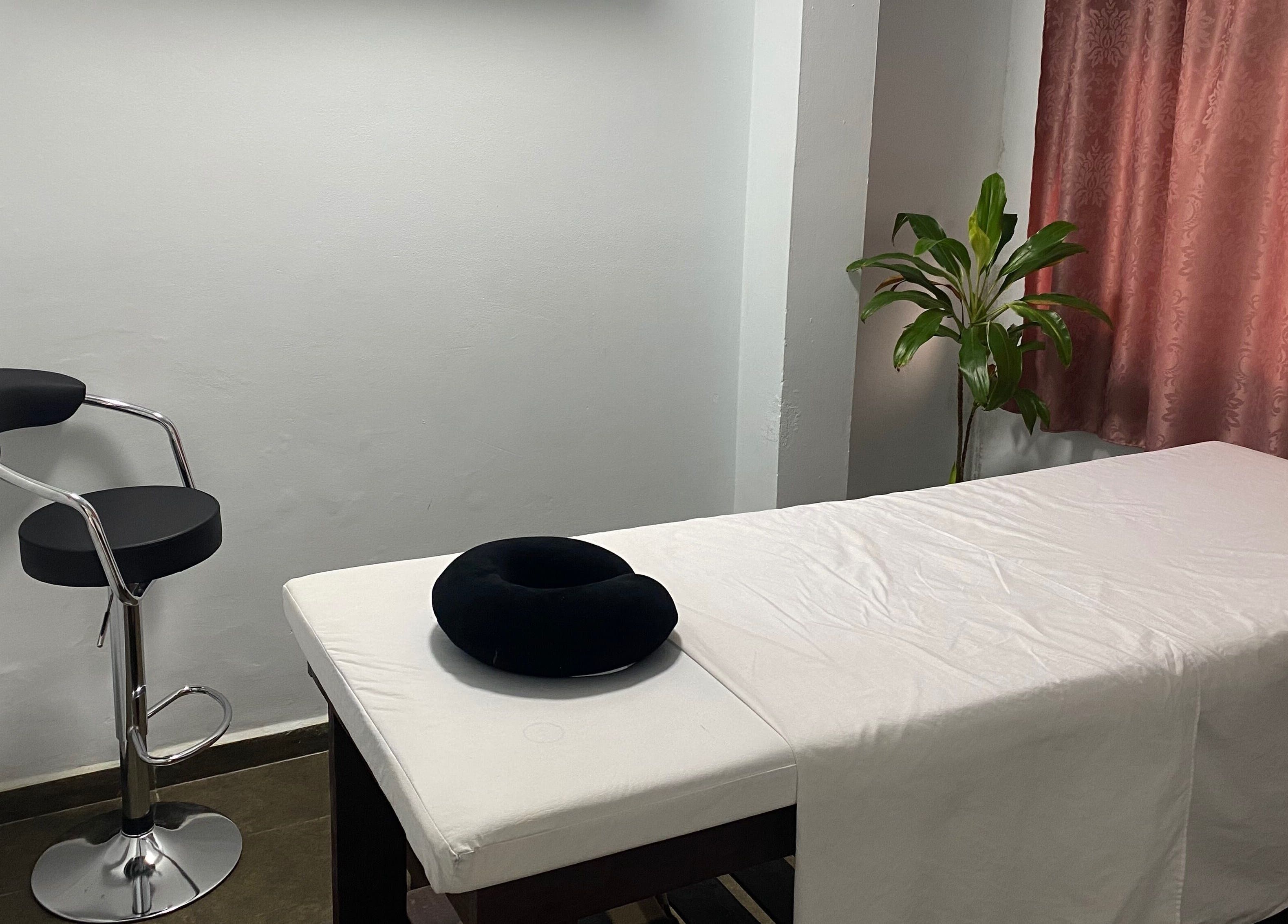 Relaxing massage room at Sibaris, Luque, Central, PY with a treatment table and chair.