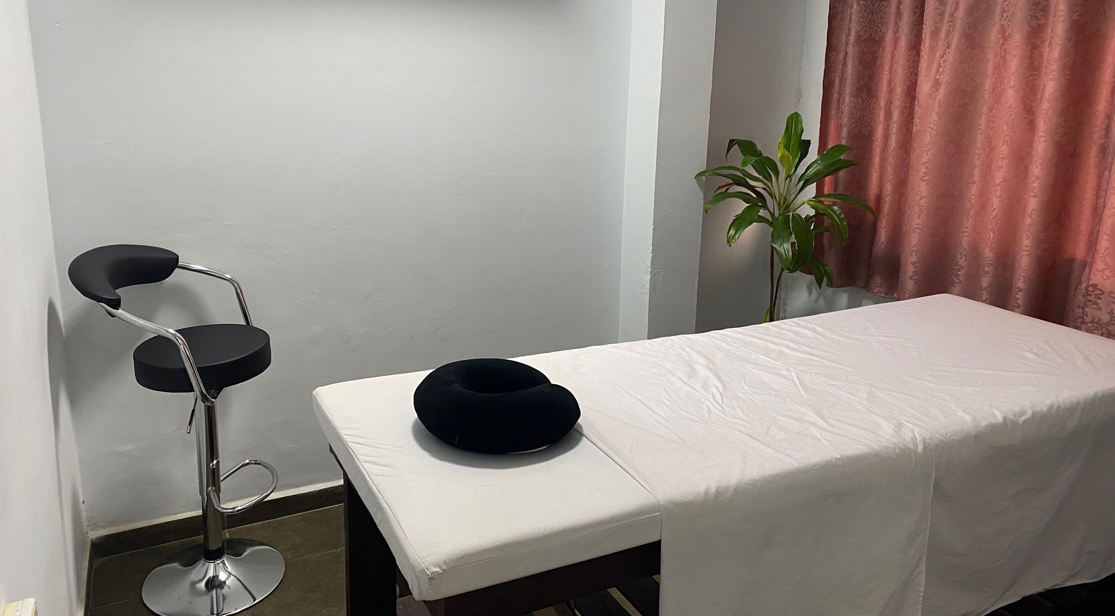 Relaxing massage room at Sibaris, Luque, Central, PY with a treatment table and chair.