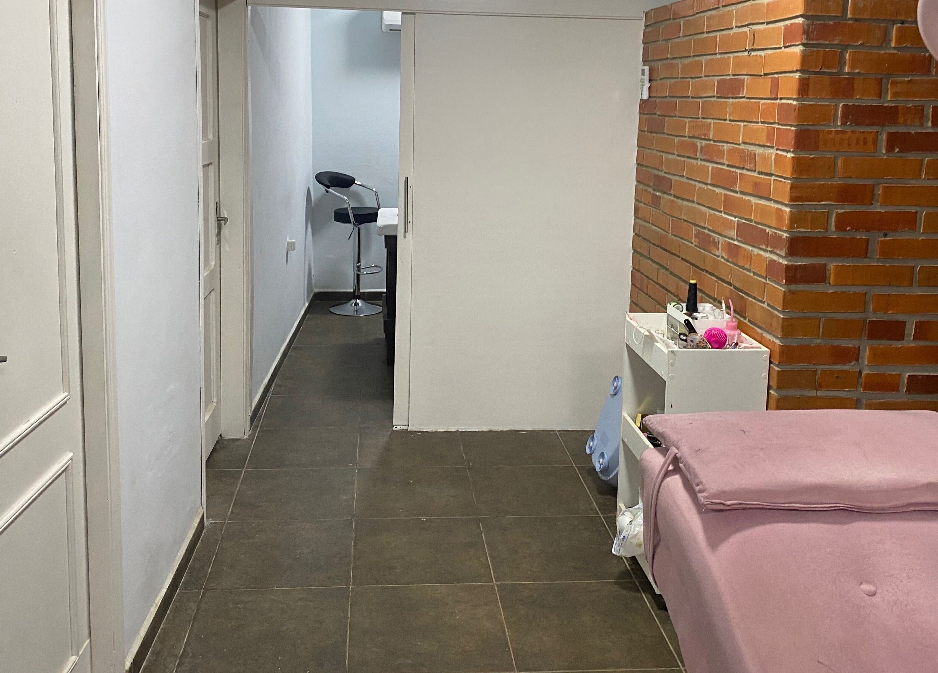 Inviting treatment room at Sibaris, featuring a plush pink bed and modern decor in Luque, Central, PY.