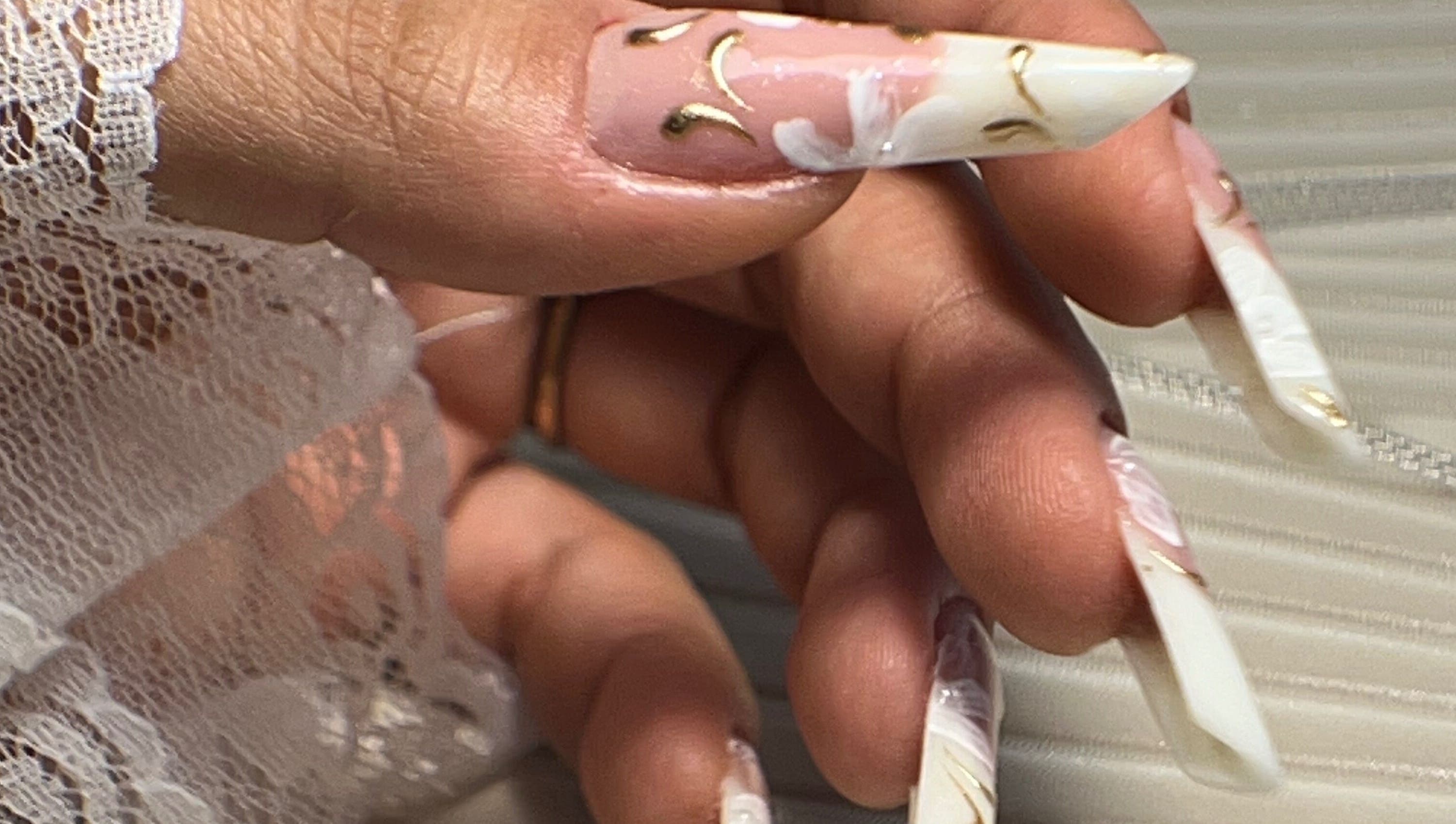 Unhas elegantemente decoradas na Aura Private Nail Suite, Camarate, Lisboa, PT.