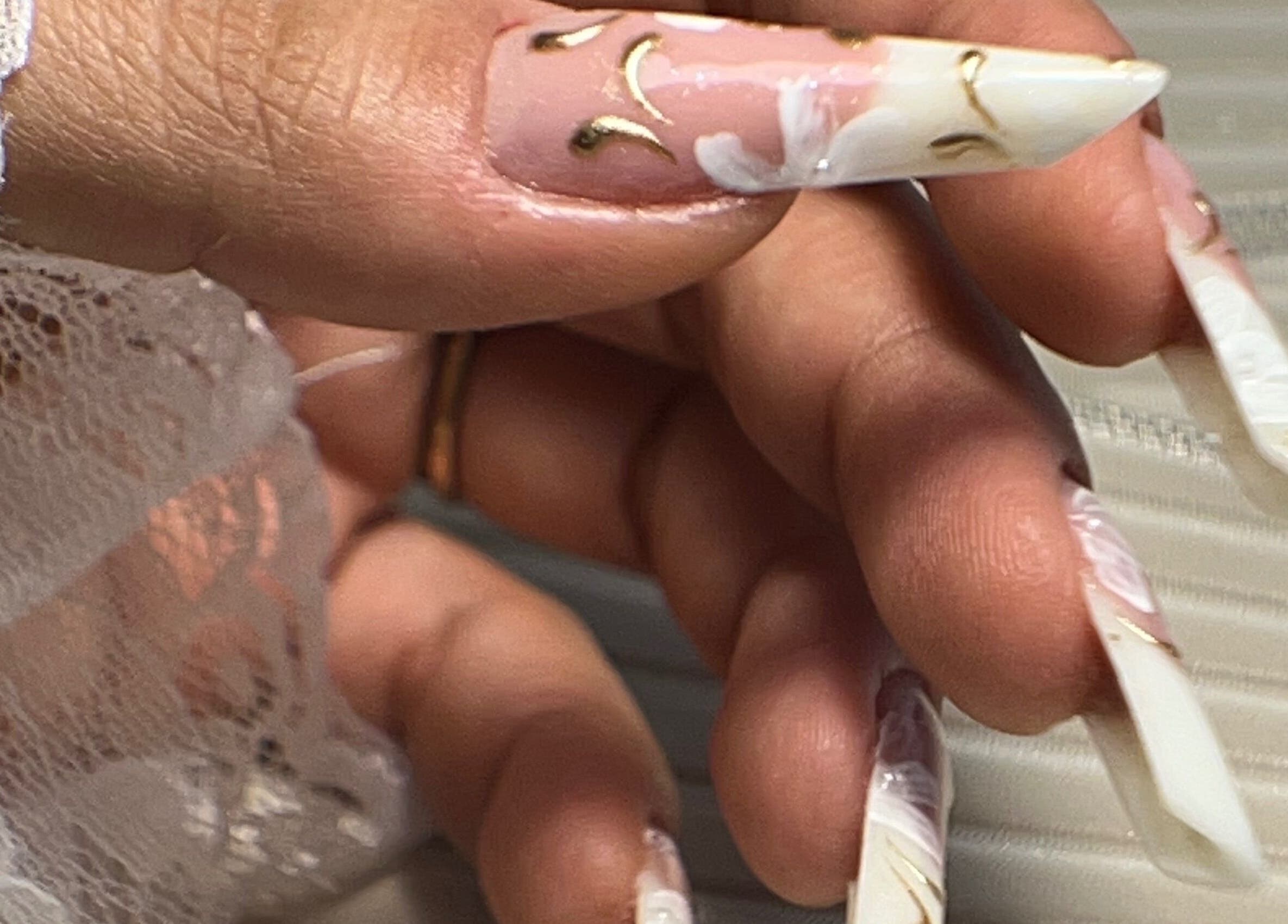 Unhas elegantemente decoradas na Aura Private Nail Suite, Camarate, Lisboa, PT.