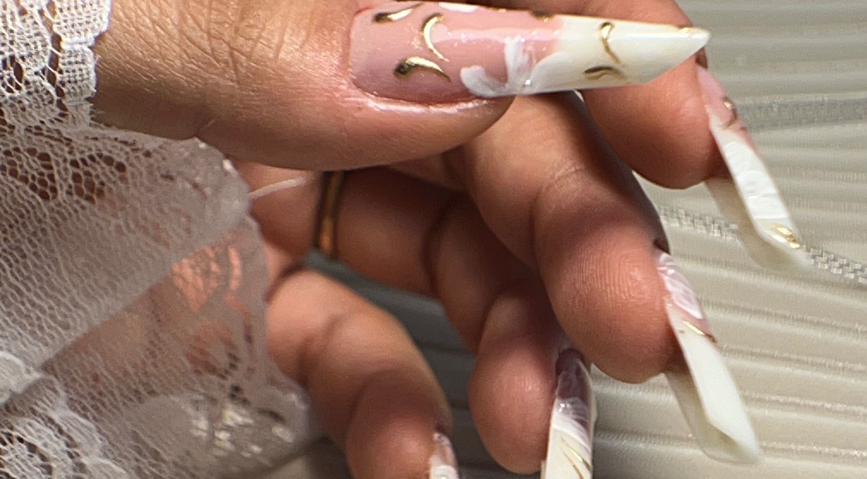 Unhas elegantemente decoradas na Aura Private Nail Suite, Camarate, Lisboa, PT.