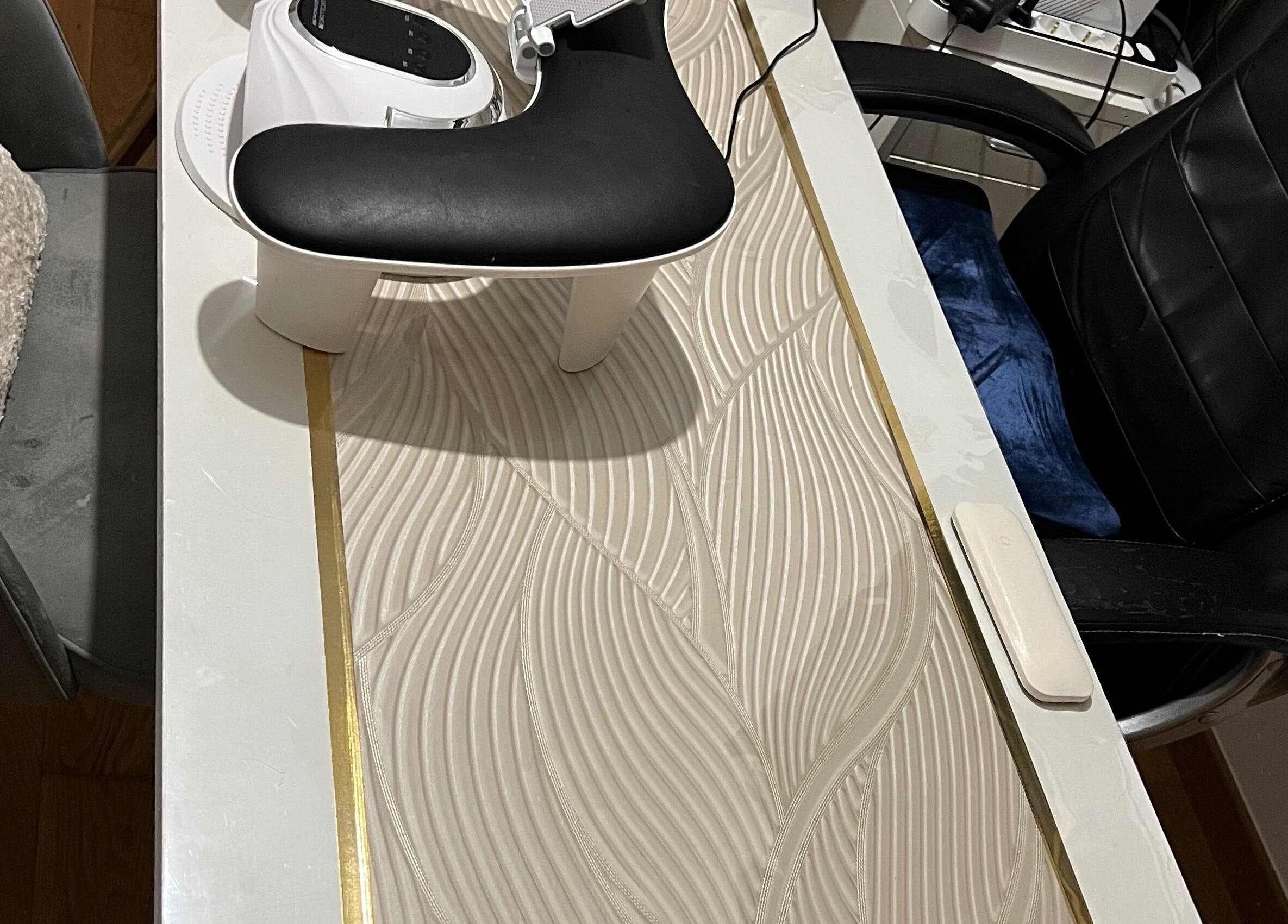 Mesa elegante em Aura Private Nail Suite, Camarate, Lisboa, PT, pronta para atendimento.