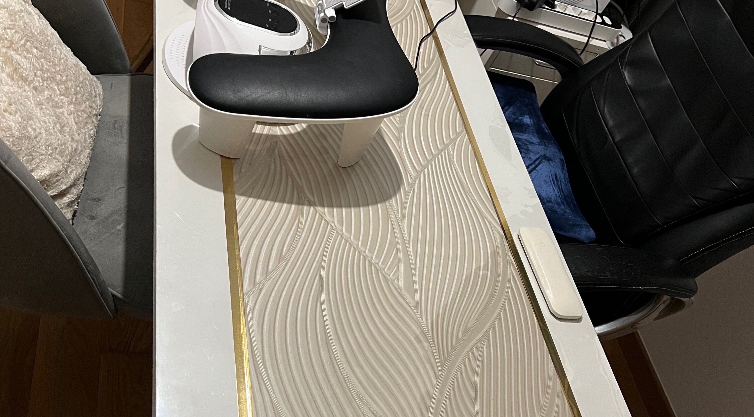 Mesa elegante em Aura Private Nail Suite, Camarate, Lisboa, PT, pronta para atendimento.