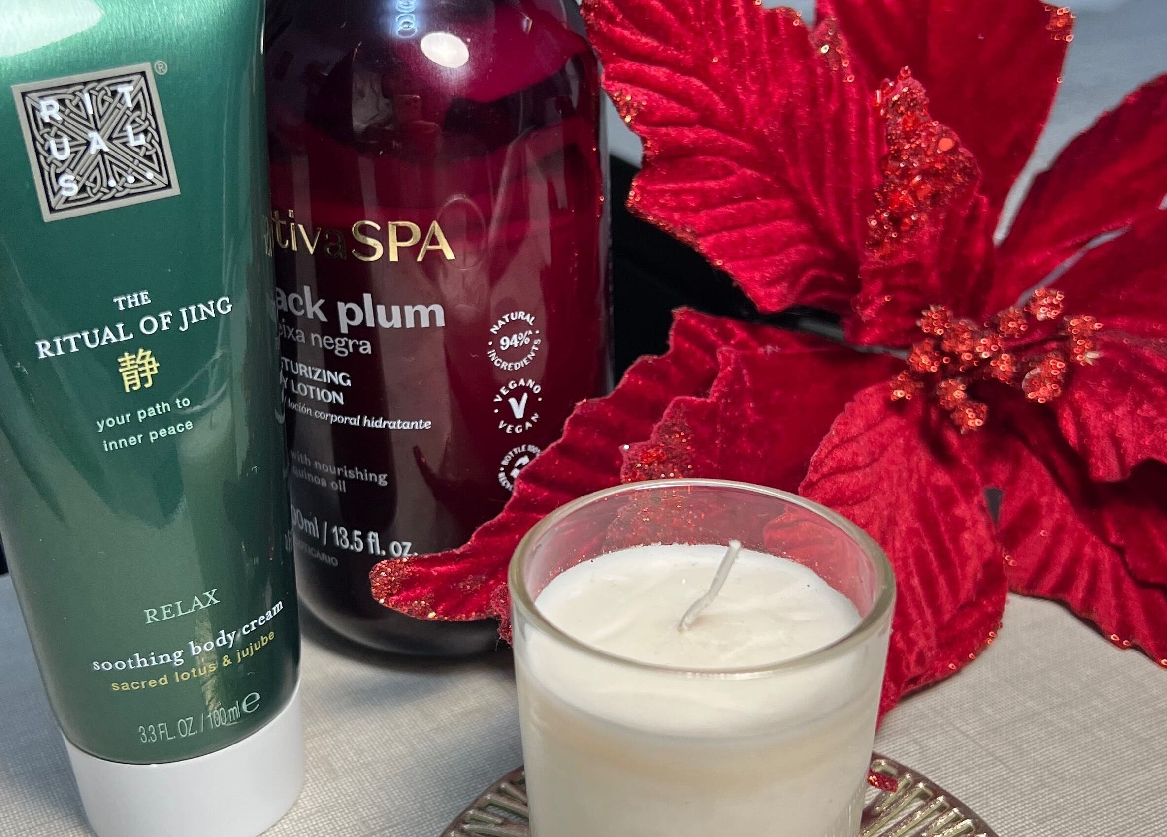 Produtos de beleza e bem-estar da Aura Private Nail Suite em Camarate, Lisboa, PT, com flores decorativas vermelhas.