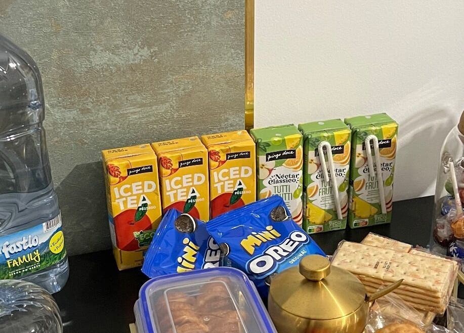 Variedade de snacks e bebidas no Aura Private Nail Suite em Camarate, Lisboa, PT.