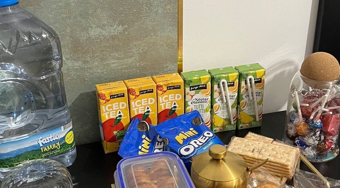 Variedade de snacks e bebidas no Aura Private Nail Suite em Camarate, Lisboa, PT.