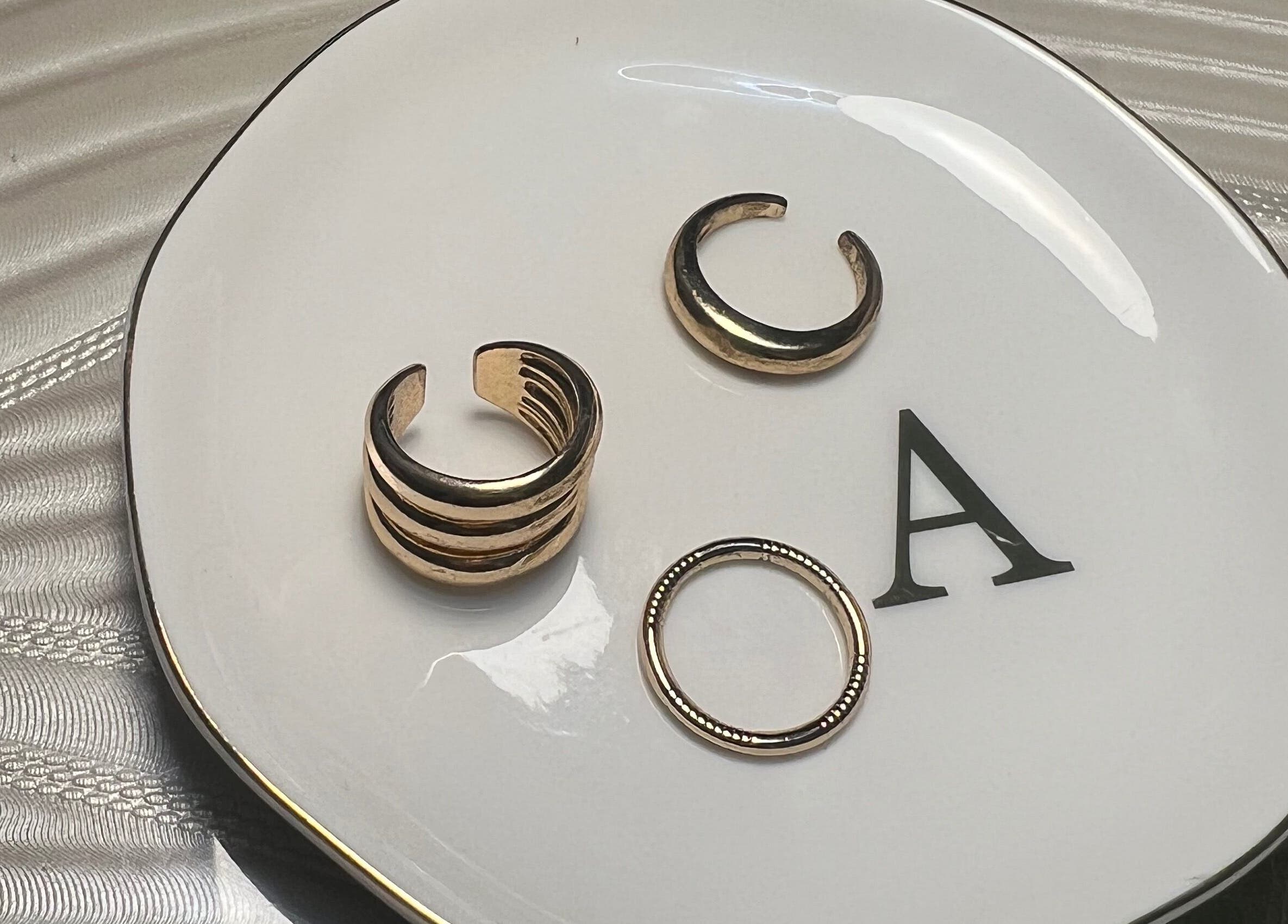 Anéis modernos na Aura Private Nail Suite, Camarate, Lisboa, PT, destacam elegância e estilo.