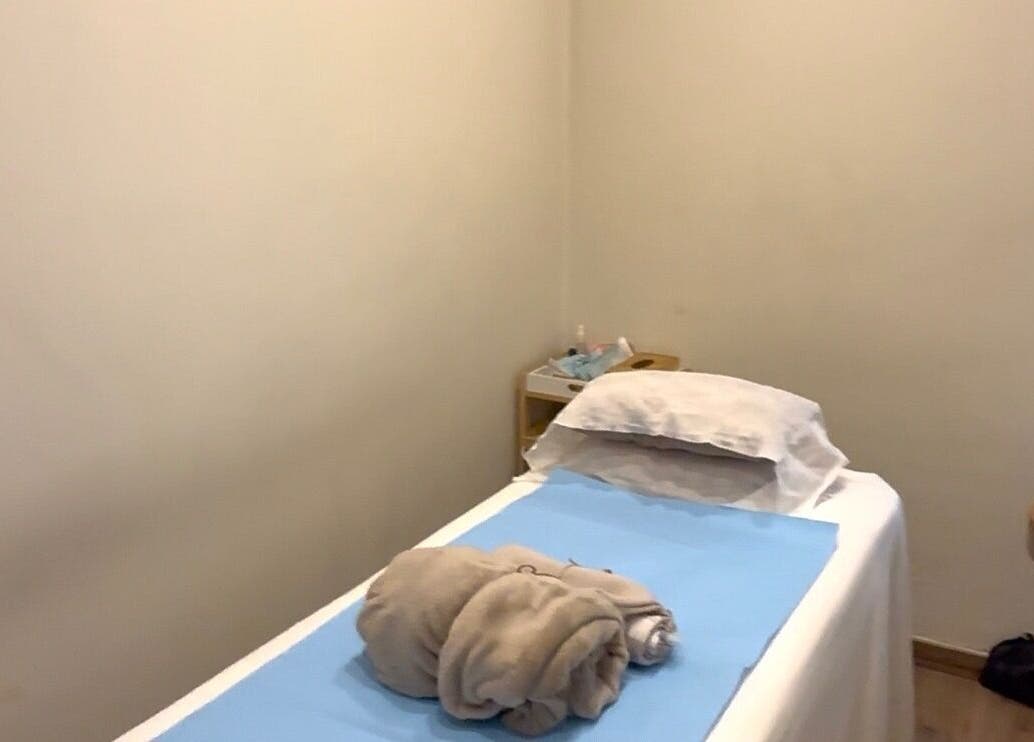 Sala de masaje acogedora en Steven SPA - Male Massage Madrid, ubicada en Madrid, Comunidad De Madrid, ES.