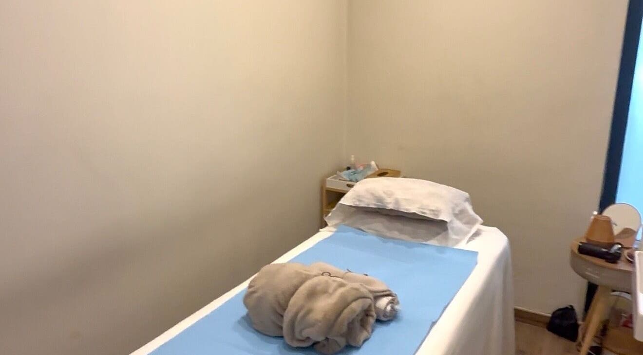 Sala de masaje acogedora en Steven SPA - Male Massage Madrid, ubicada en Madrid, Comunidad De Madrid, ES.