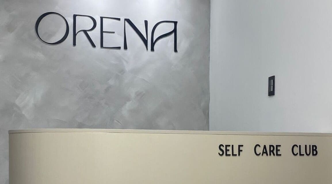 Entrada de Orena Self Care Club en Guayaquil, Guayas, EC con letrero elegante.