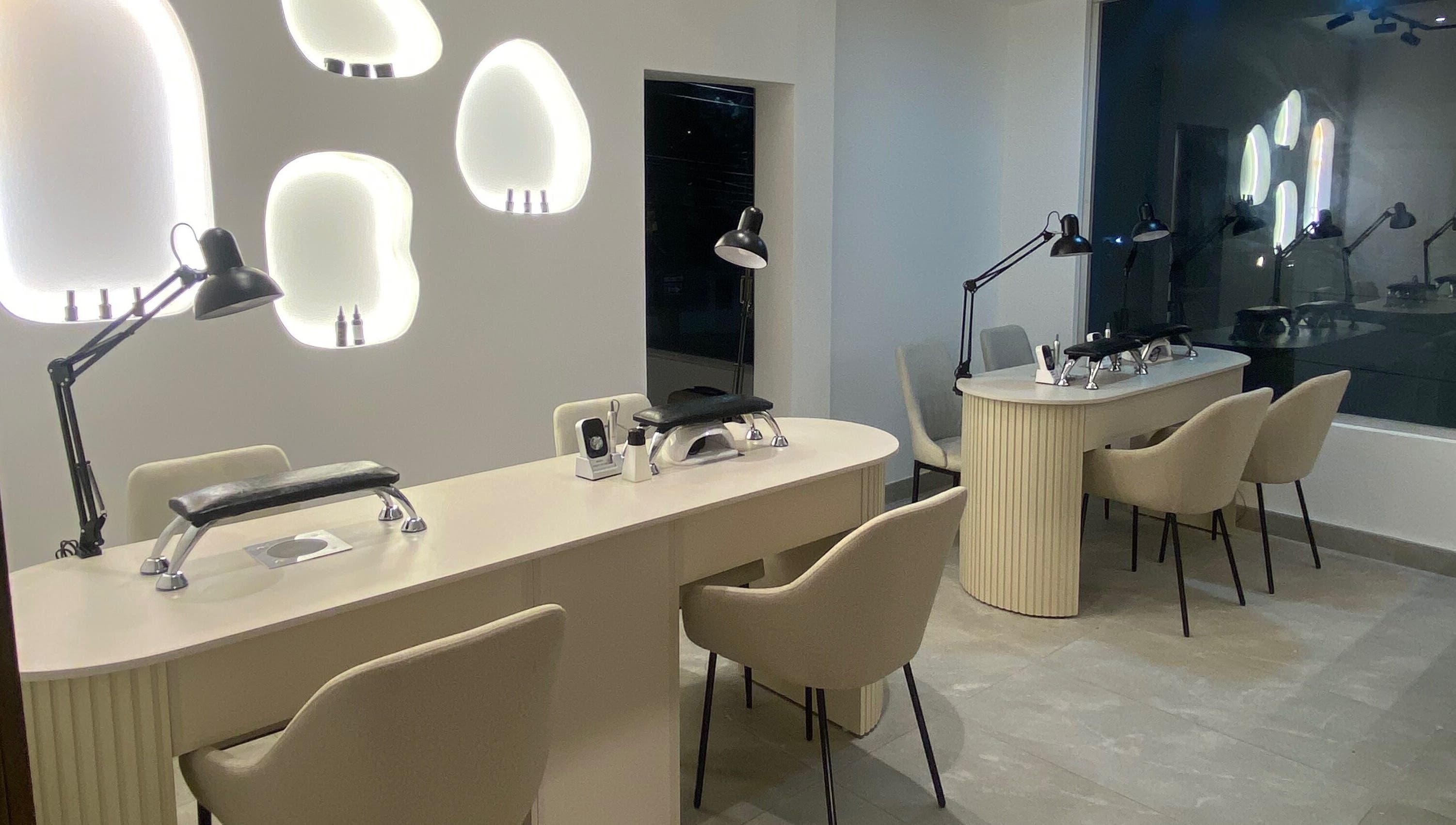 Sala de manicura moderna en Orena Self Care Club, Guayaquil, Guayas, EC. Decoración elegante y minimalista.