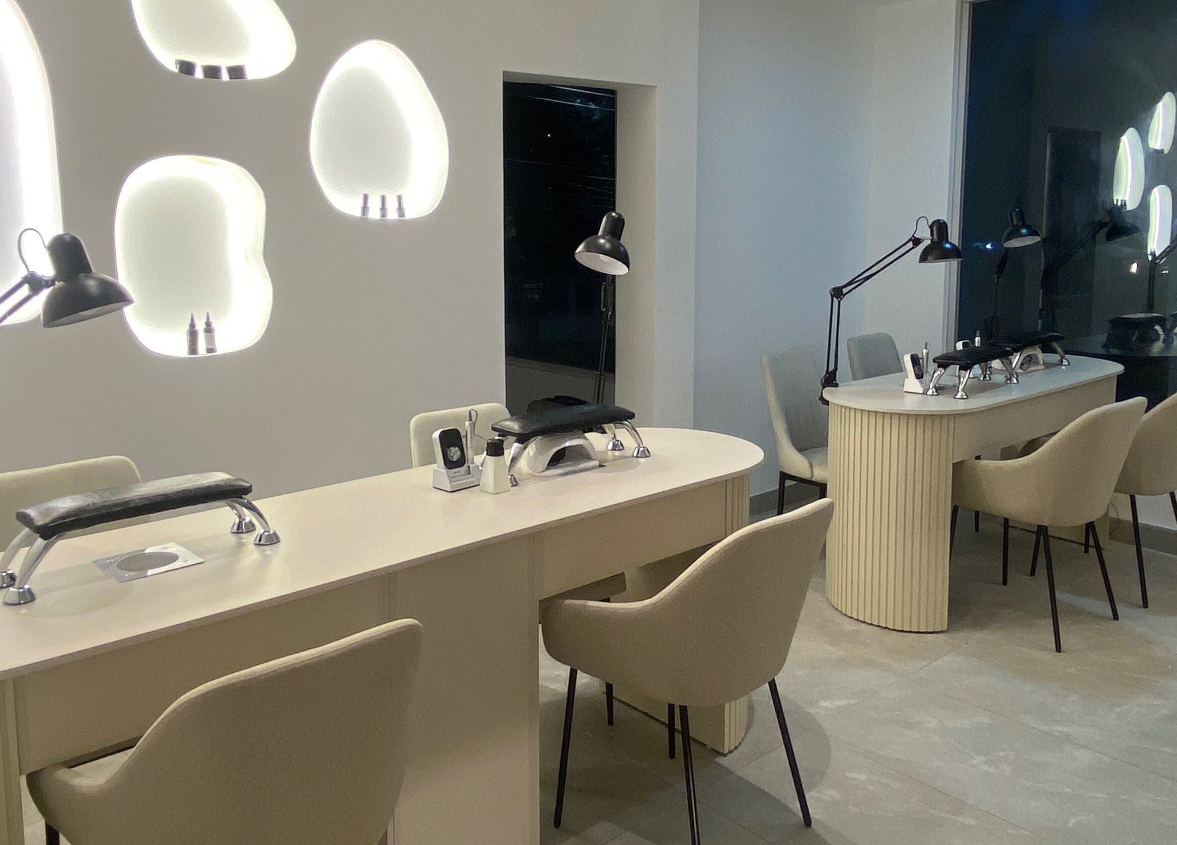 Sala de manicura moderna en Orena Self Care Club, Guayaquil, Guayas, EC. Decoración elegante y minimalista.