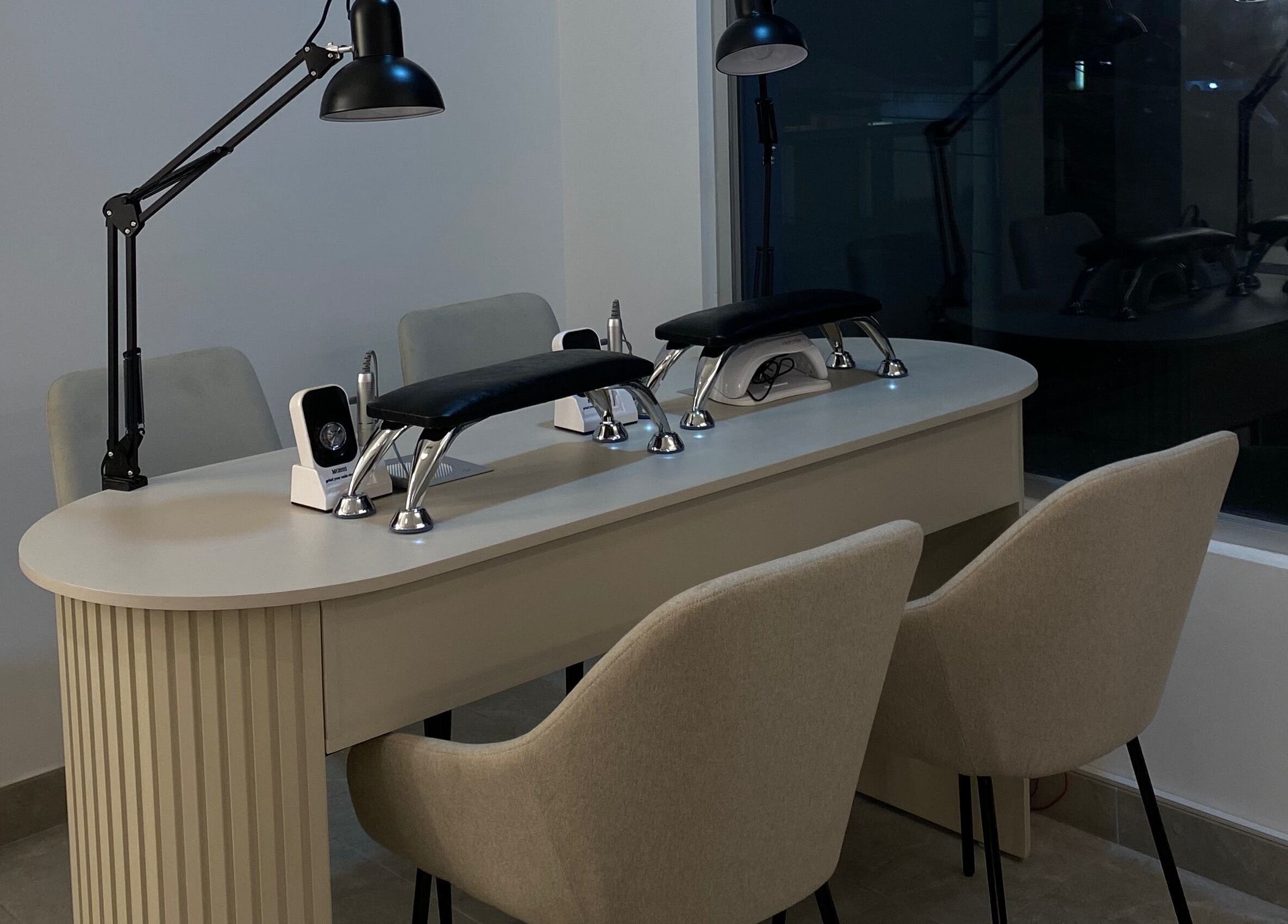 Mesa de manicura en Orena Self Care Club, Guayaquil, Guayas, EC, con sillas cómodas y luz suave.