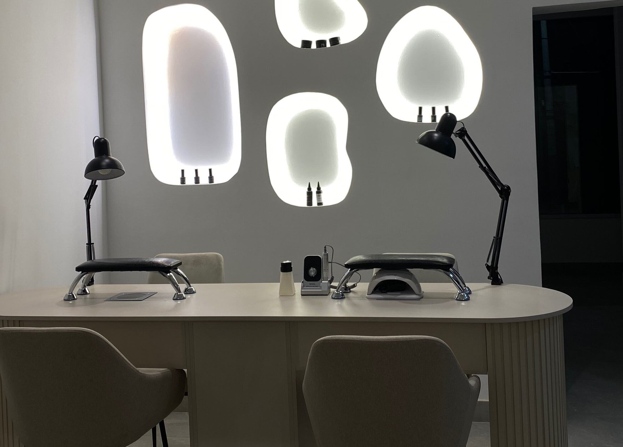 Mesa de uñas moderna en Orena Self Care Club, Guayaquil, Guayas, EC con iluminación única.