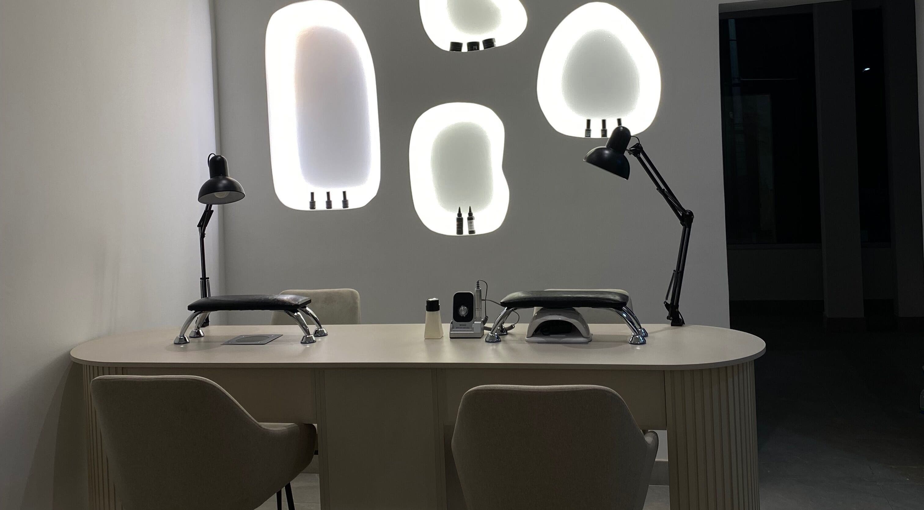 Mesa de uñas moderna en Orena Self Care Club, Guayaquil, Guayas, EC con iluminación única.