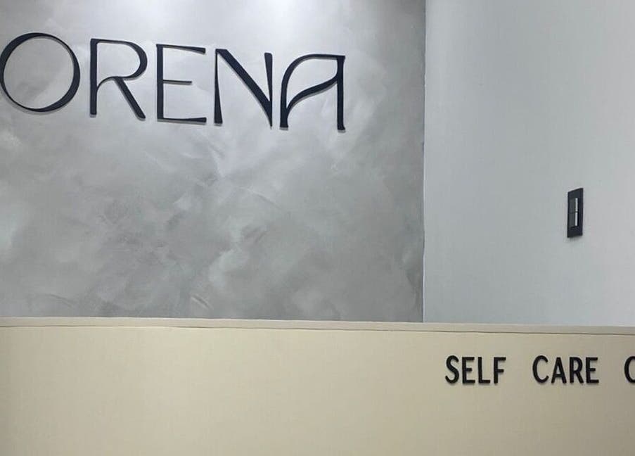 Recepción de Orena Self Care Club en Guayaquil, Guayas, EC, mostrando el logo en la pared.