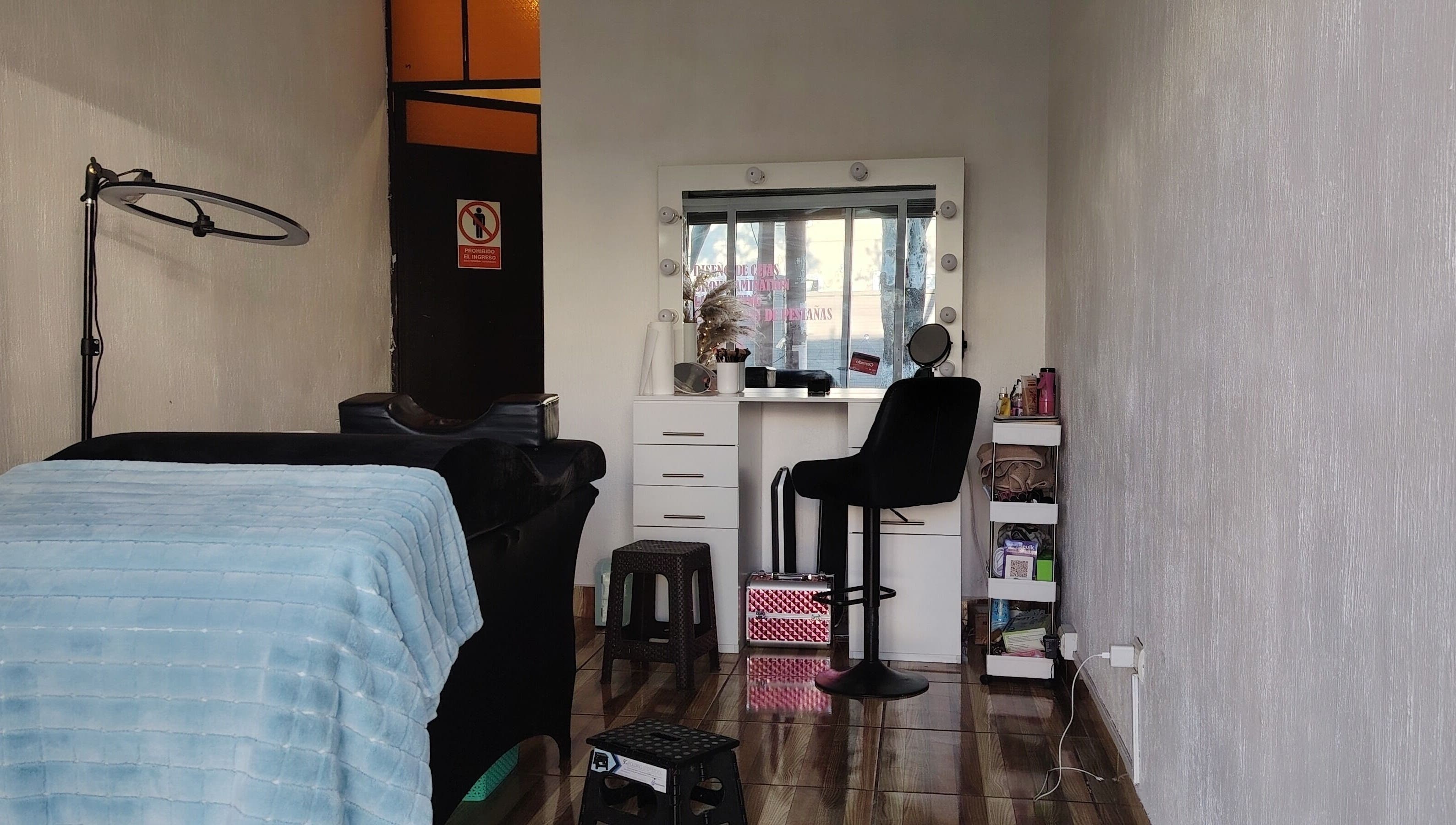 Interior elegante en Rocio Studio, San José Pinula, Guatemala, GT con espejo de vanidad y silla de maquillaje.