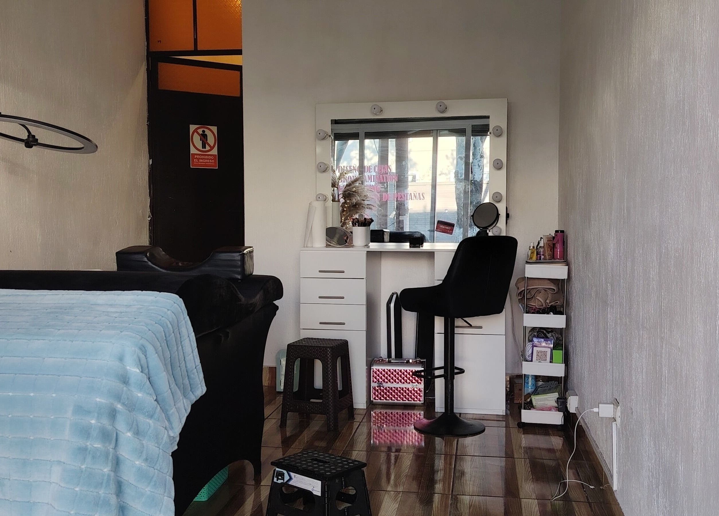 Interior elegante en Rocio Studio, San José Pinula, Guatemala, GT con espejo de vanidad y silla de maquillaje.