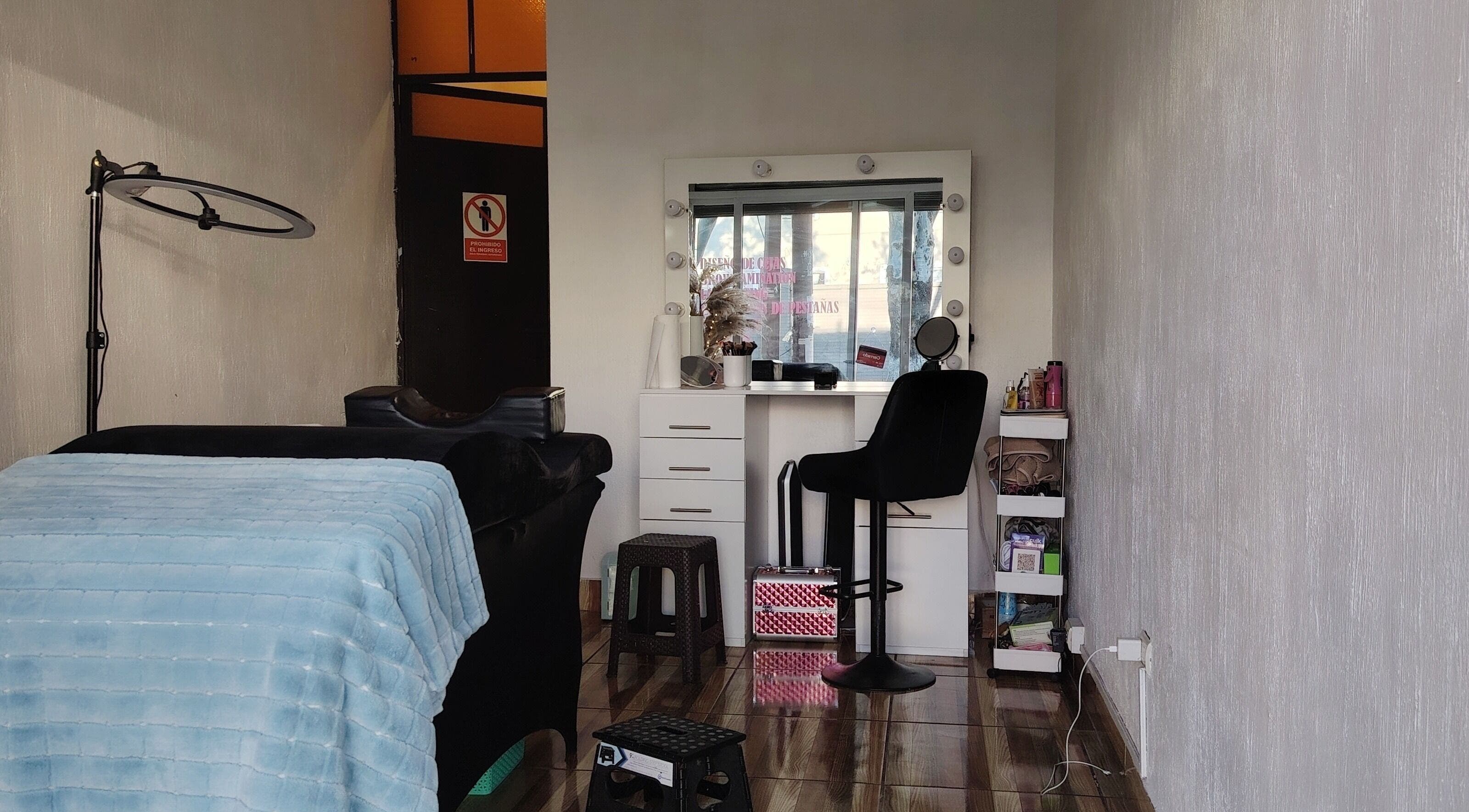 Interior elegante en Rocio Studio, San José Pinula, Guatemala, GT con espejo de vanidad y silla de maquillaje.