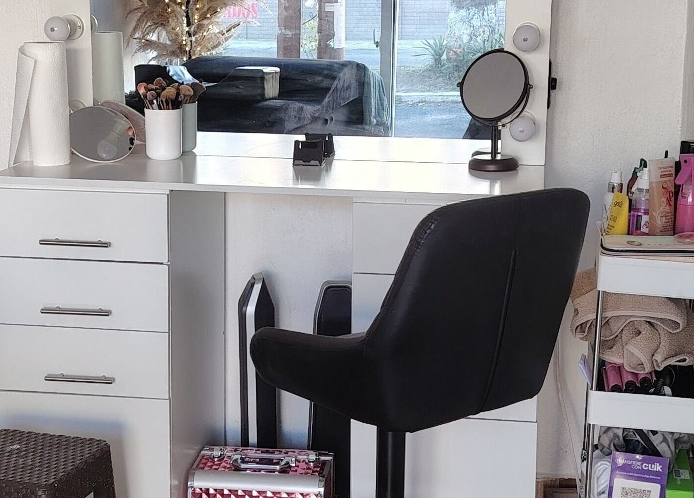 Estación de maquillaje en Rocio Studio, San José Pinula, Guatemala, GT. Espejo iluminado y accesorios de belleza.