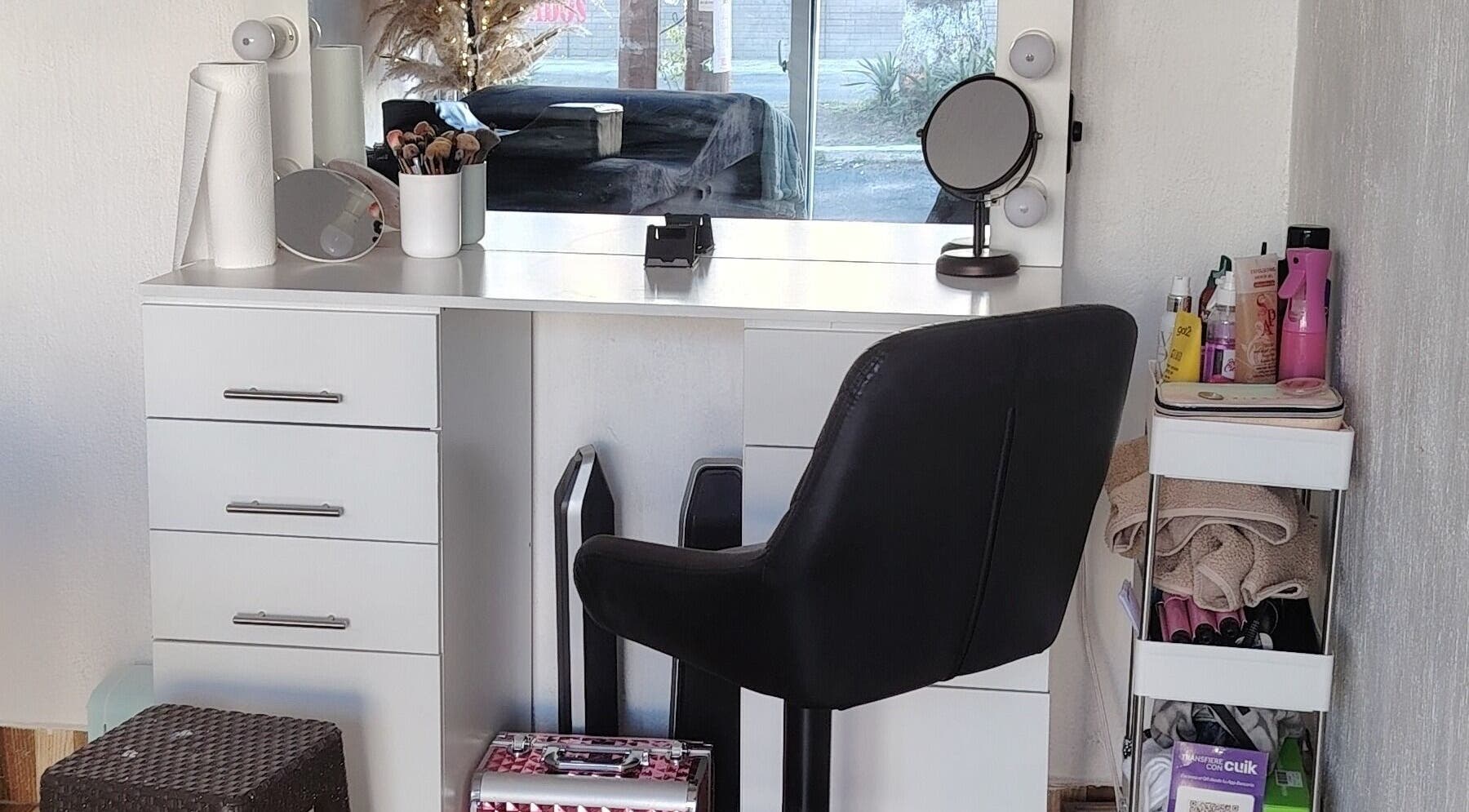 Estación de maquillaje en Rocio Studio, San José Pinula, Guatemala, GT. Espejo iluminado y accesorios de belleza.