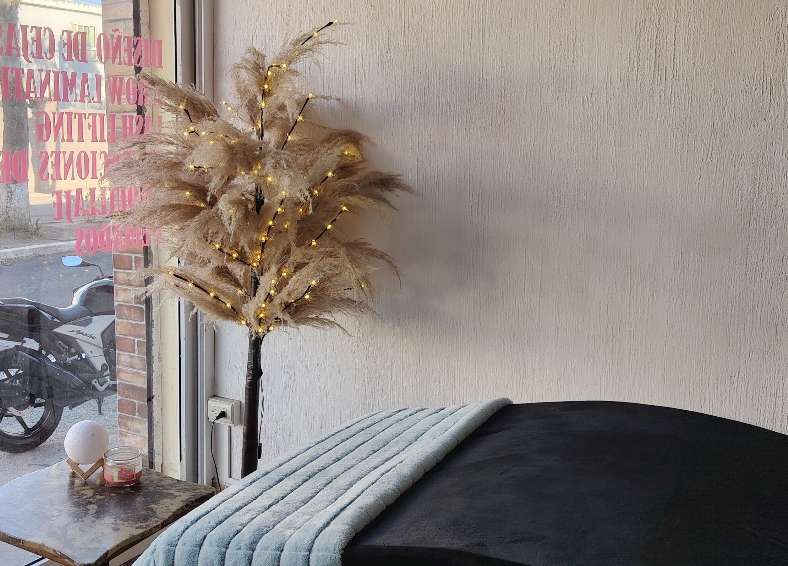 Decoración acogedora con luces y manta en Rocio Studio, San José Pinula, Guatemala, GT.