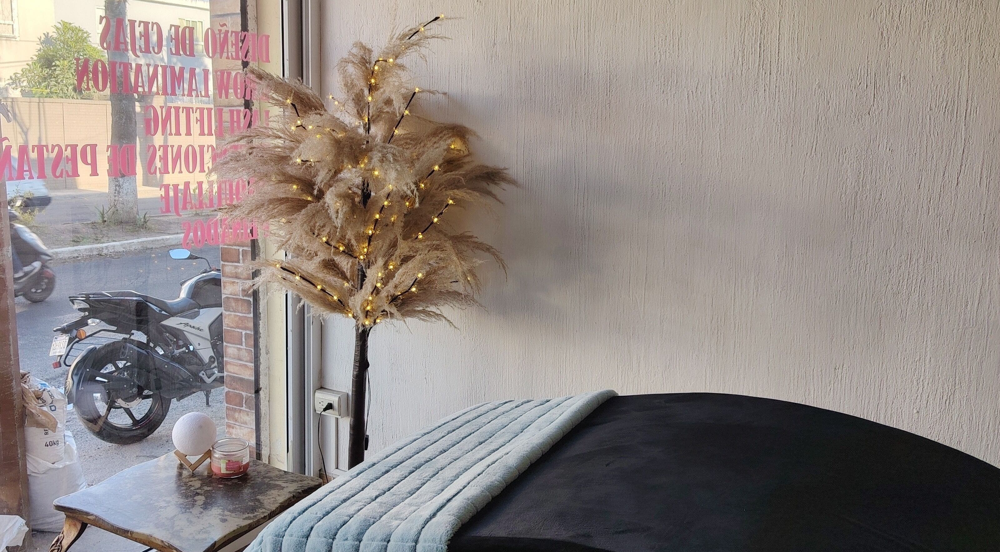 Decoración acogedora con luces y manta en Rocio Studio, San José Pinula, Guatemala, GT.