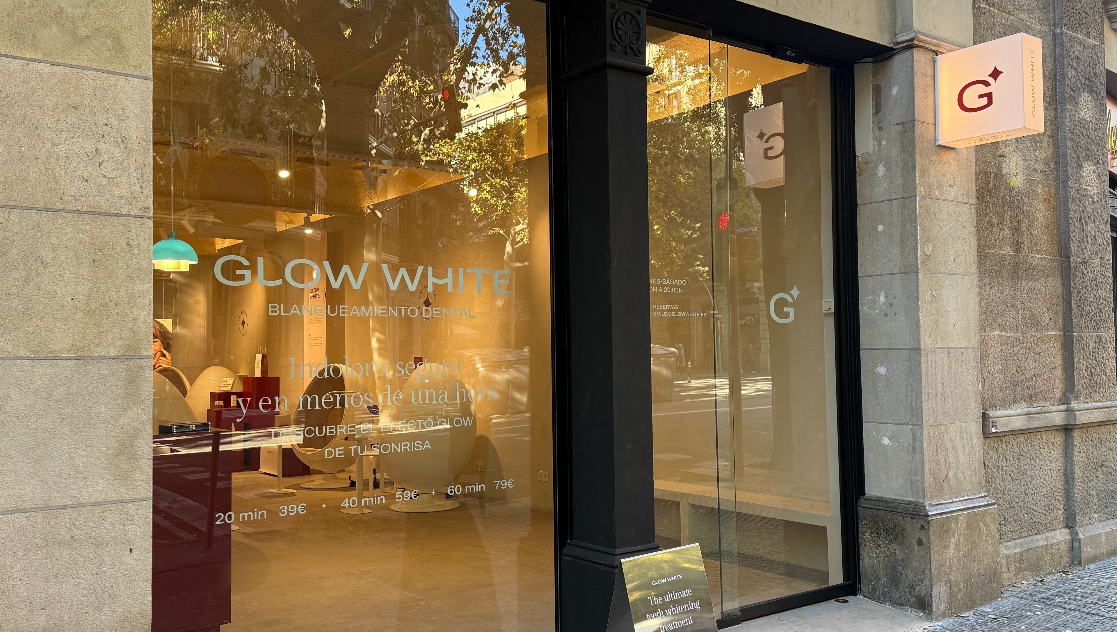 Fachada de Glow White en Barcelona, Catalunya, ES, destacando su elegante diseño y servicios dentales.
