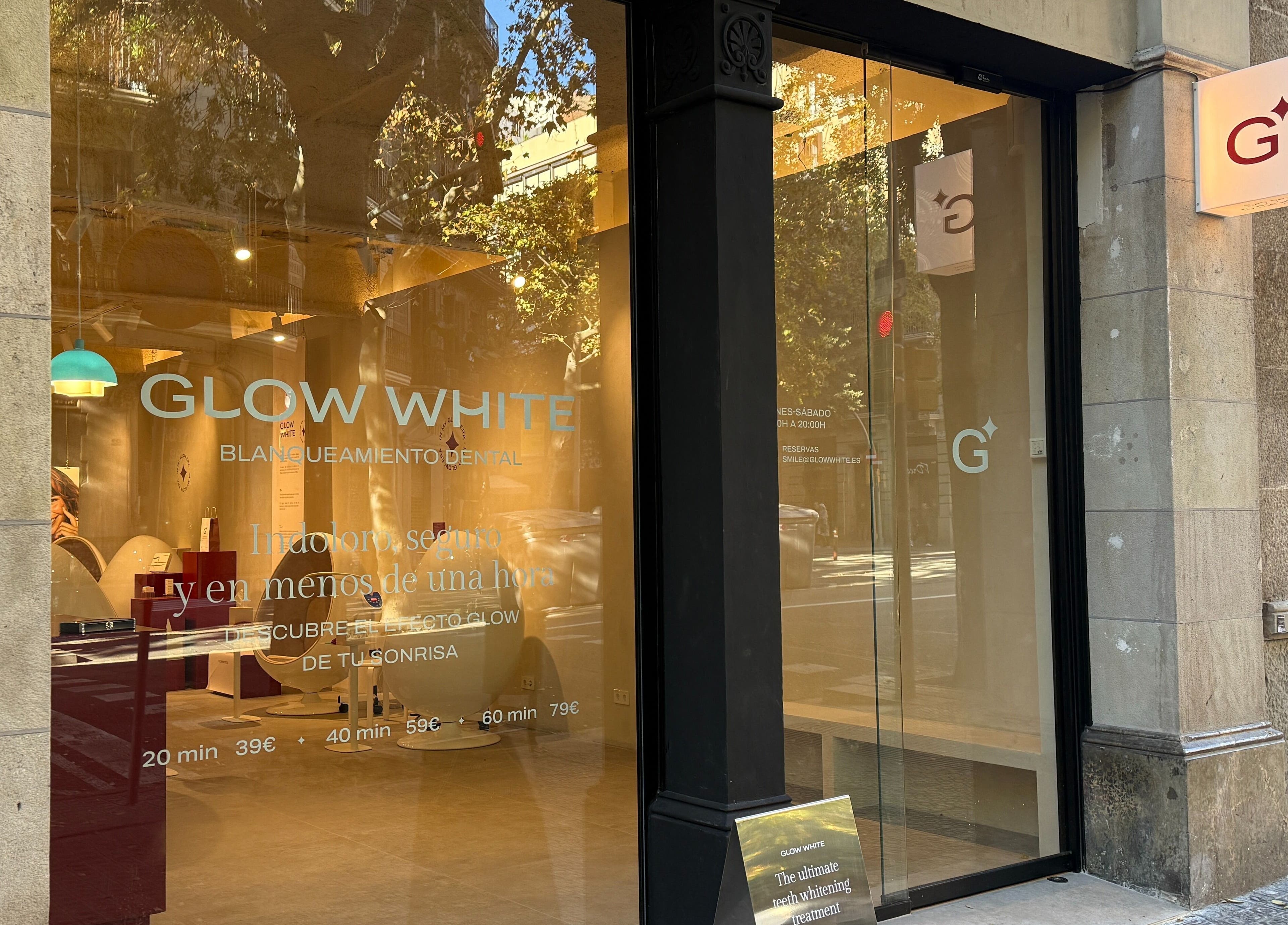 Fachada de Glow White en Barcelona, Catalunya, ES, destacando su elegante diseño y servicios dentales.