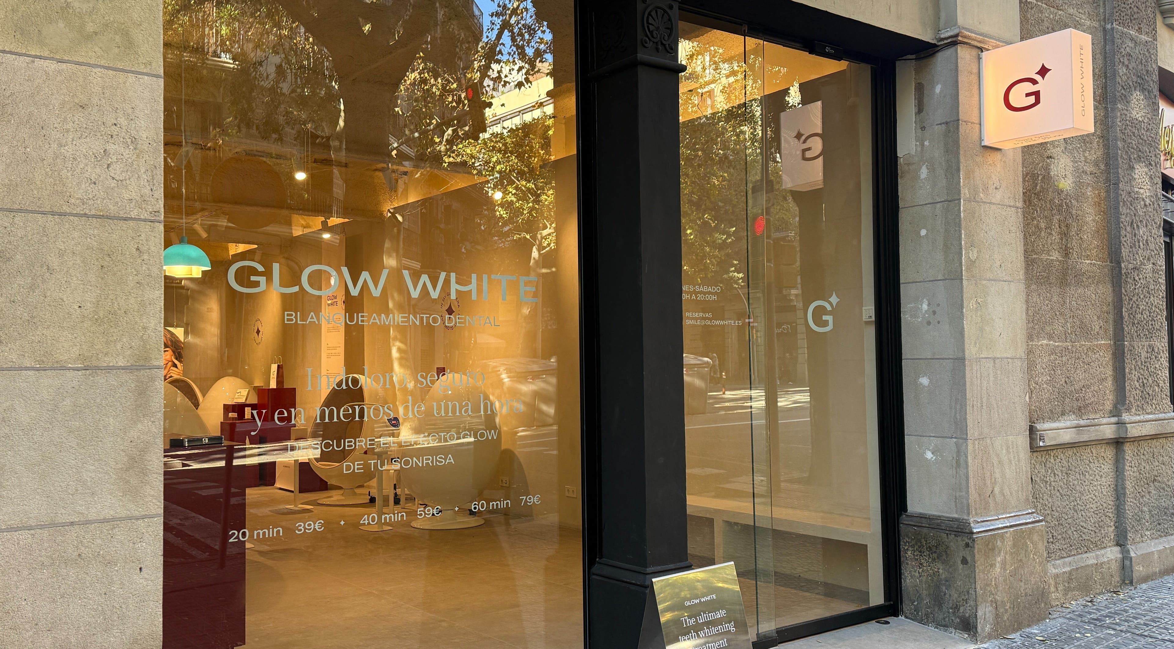 Fachada de Glow White en Barcelona, Catalunya, ES, destacando su elegante diseño y servicios dentales.
