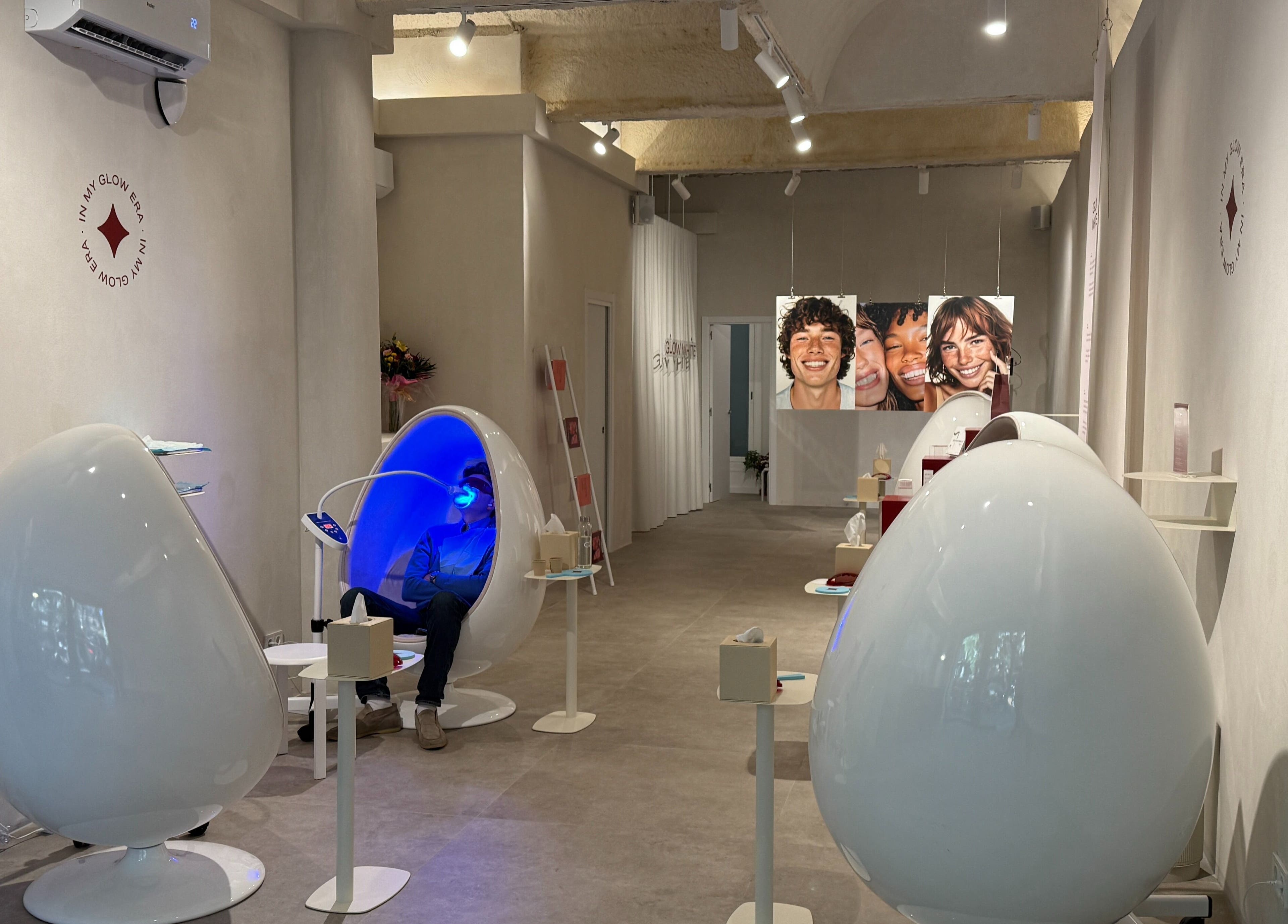 Experiencia de bienestar en Glow White, Barcelona, Catalunya, ES, con cápsulas de relajación futuristas.