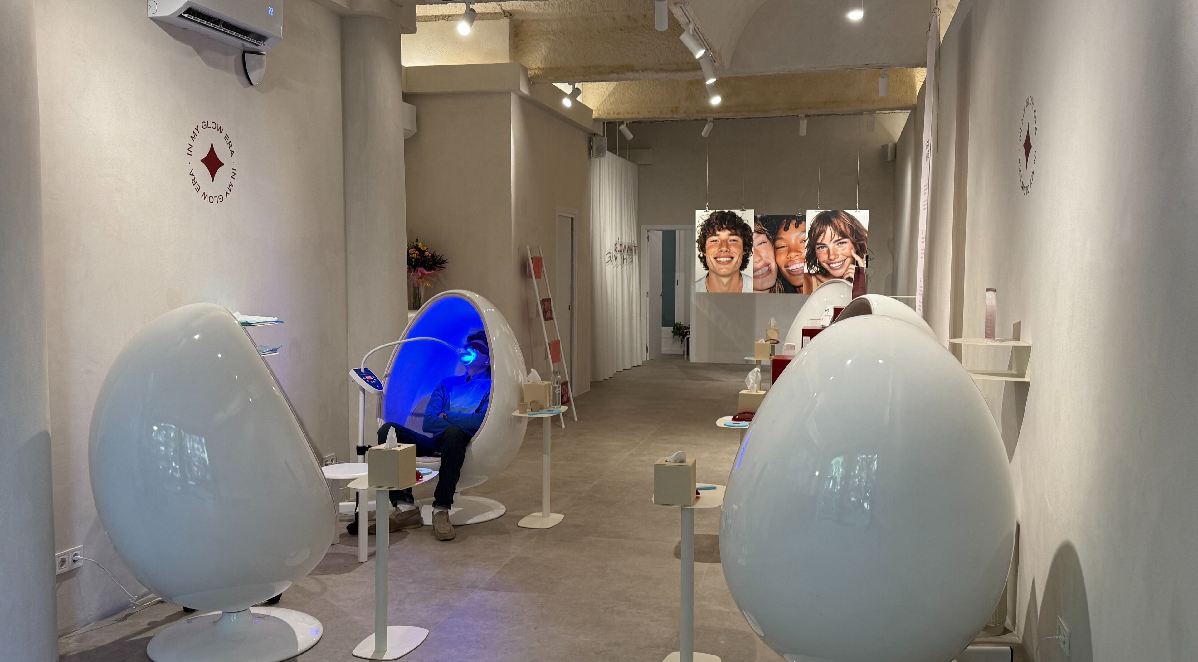 Experiencia de bienestar en Glow White, Barcelona, Catalunya, ES, con cápsulas de relajación futuristas.