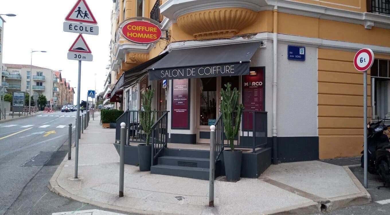 Entrée de mArco Artisan Coiffeur, salon élégant à Cap-d'ail, Provence-alpes-côte D'azur, FR.