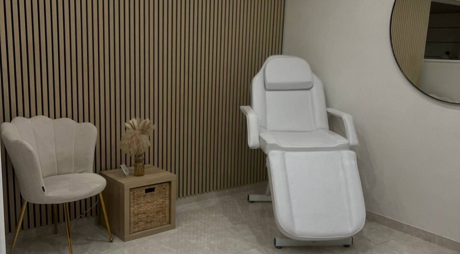 Salle de soins moderne chez NCY BEAUTY à Saint-maur-des-fossés, Île-de-france, FR avec fauteuil confortable.