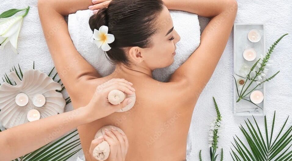 Спа-процедура в Cloud Nine Studio, Амстердам, Noord-Holland, NL: расслабляющий массаж с травами.