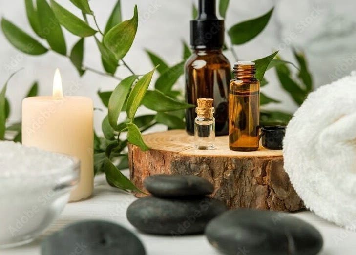 Пушистое полотенце, камни, свеча и масла в Cloud Nine Studio, Амстердам, Noord-Holland, NL.