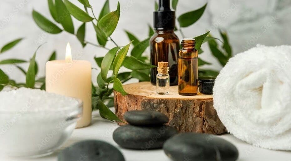 Пушистое полотенце, камни, свеча и масла в Cloud Nine Studio, Амстердам, Noord-Holland, NL.