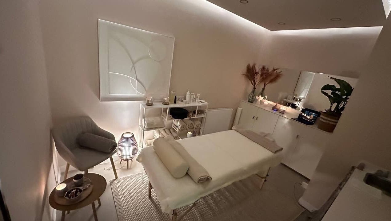 Интерьер Cloud Nine Studio Massaje De Pijp в Амстердаме, Noord-Holland, NL — массажная комната с мягким освещением.